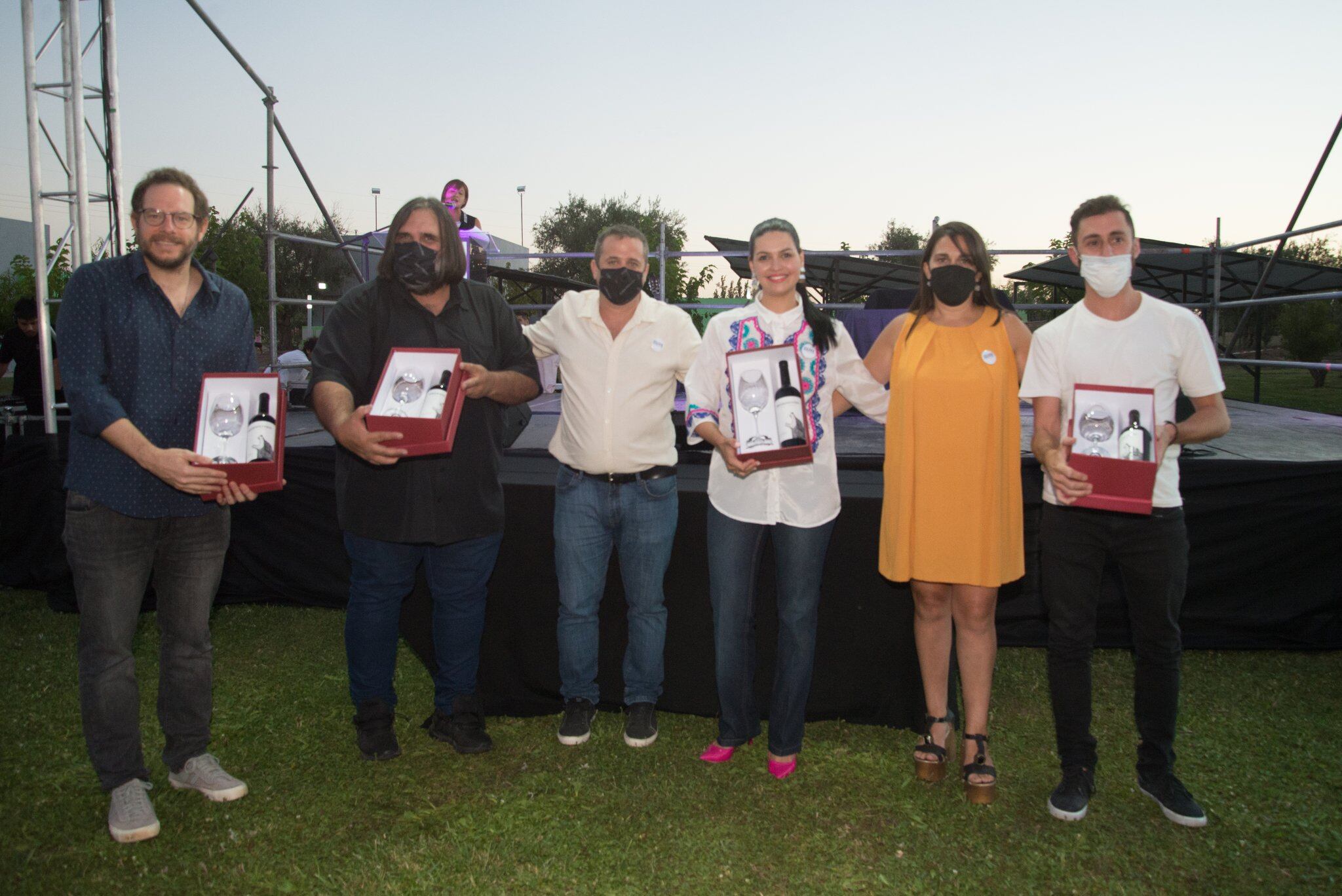 Lucas Ilardo, Roberto Baradel, Gustavo Correa, Flor Destéfanis, Carina Sedano y Carlos Gallo en el acto del SUTE.