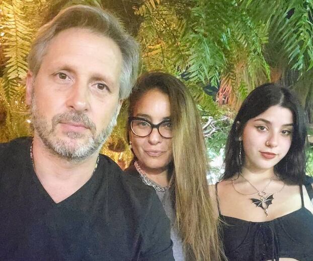 Florencia Etcheves junto a su marido Juan y su hija Manuela.