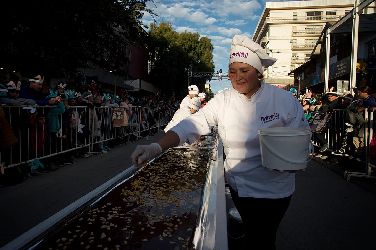 En Bariloche elaboraron la barra de chocolate más larga del mundo y causaron furor entre los turistas. / Foto: Gentileza / Diario Río Negro