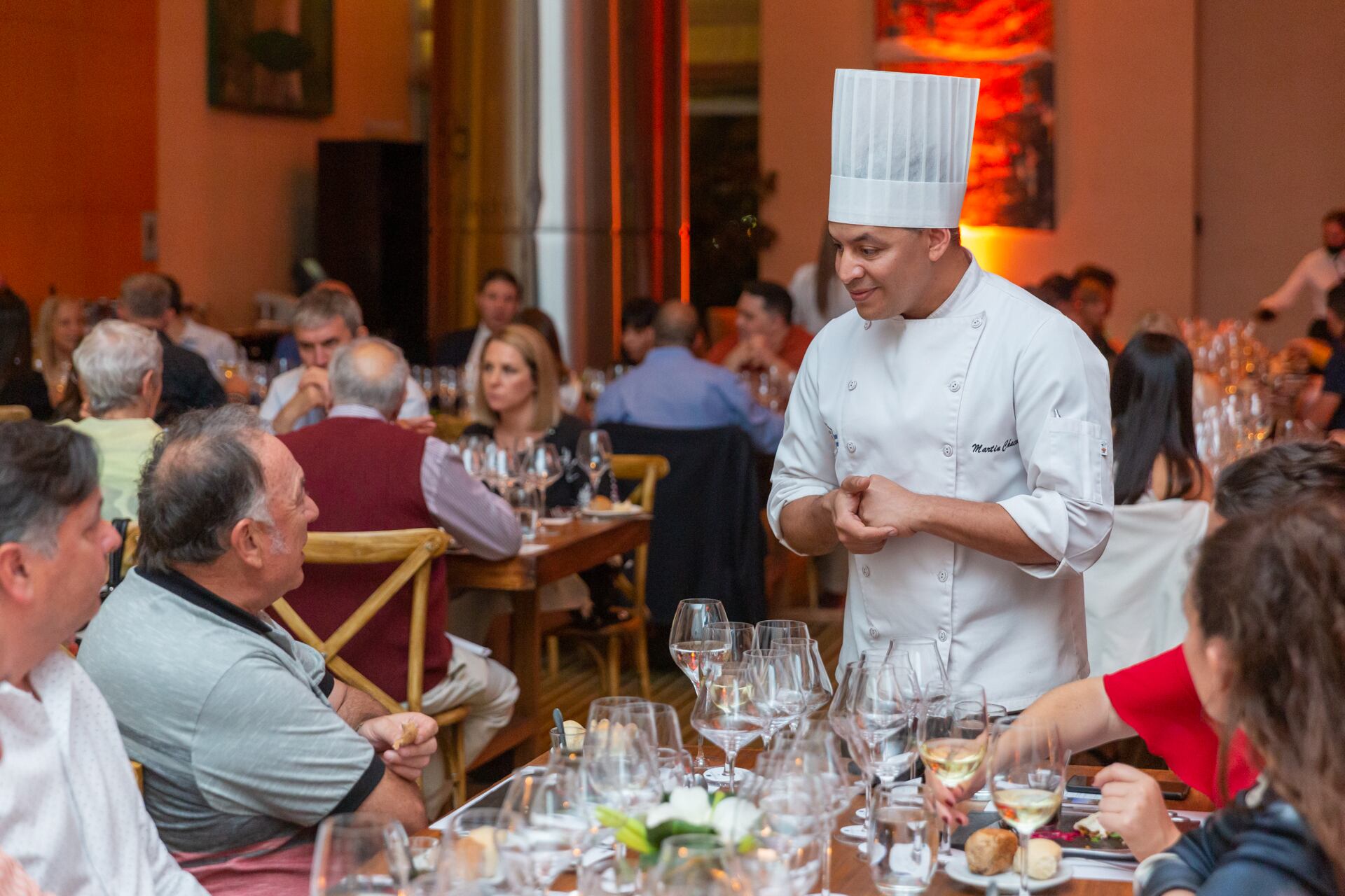 Martín Chacón, chef ejecutivo de Sheraton Mendoza Hotel, elabora un menú de cinco pasos para maridarlo con cinco vinos de la bodega participante.