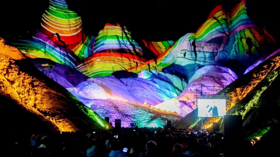 Cada mes de abril, el imponente Cerro Alcázar funciona como escenario natural del Concierto de las Américas, famoso evento musical que convoca a artistas y bandas de todo el país. Foto: Sec. de Turismo de San Juan.