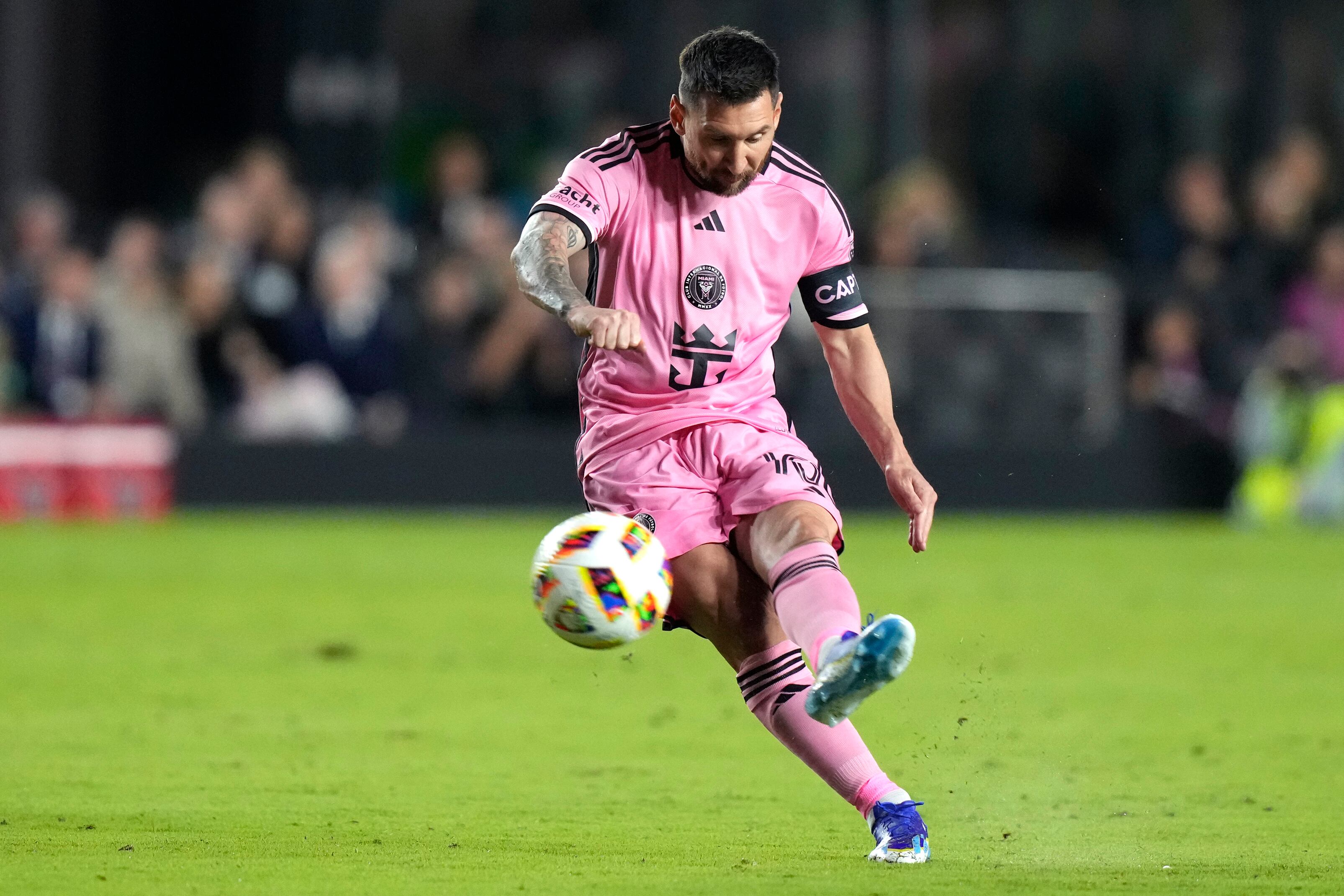 El astro del Inter Miami Lionel Messi ejecuta un tiro libre durante el partido contra Real Salt Lake en Fort Lauderdale por la MLS, miércoles 21 de febrero,  2024. (AP Foto/Lynne Sladky)