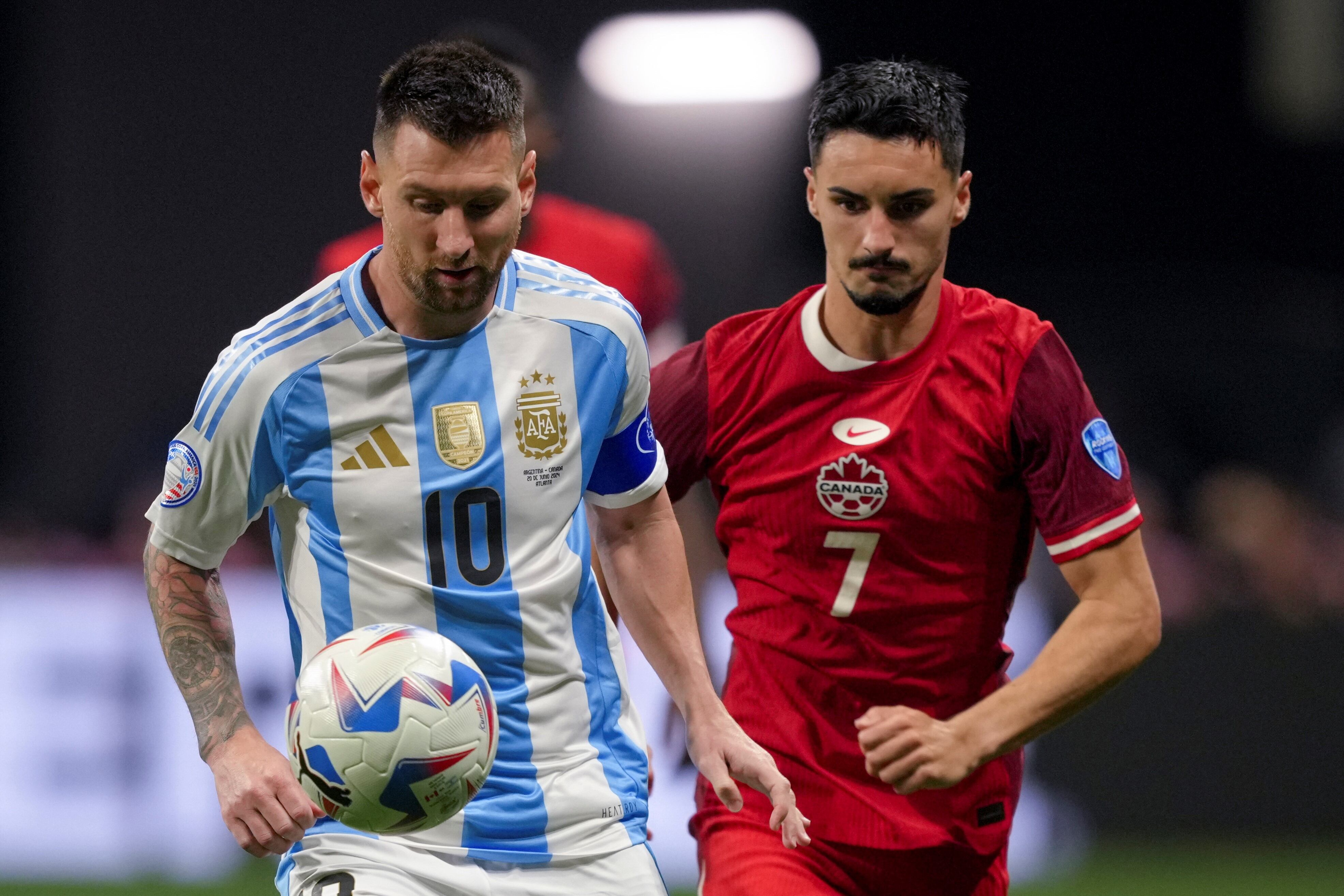 Lionel Messi ante Stephen Eustaquio, en el primer partido de la Copa América, en el que Argentina se impuso 2-0 a Canadá. (AP)