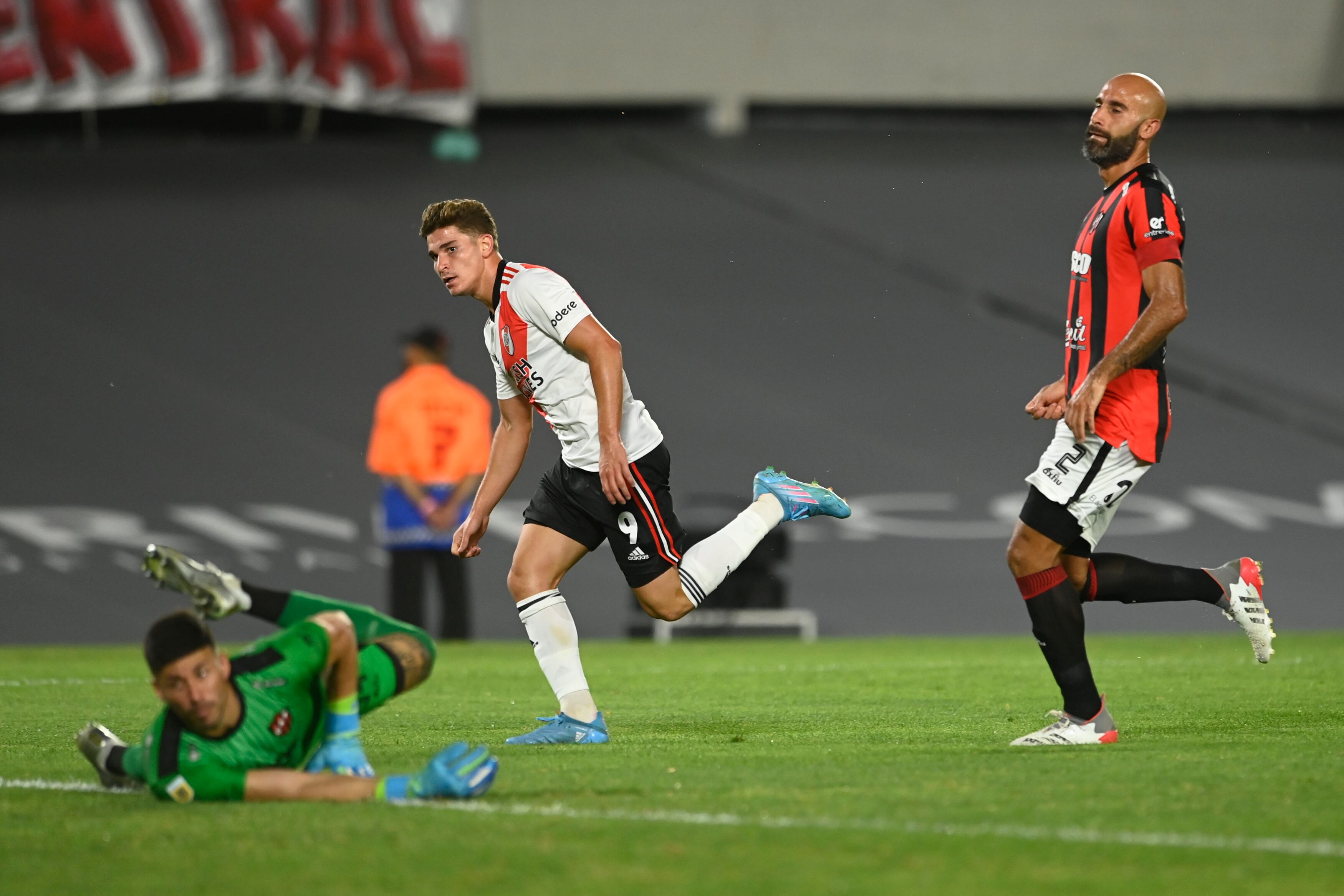 Julián Álvarez le hizo tres goles a Patronato y se llevó la pelota. 