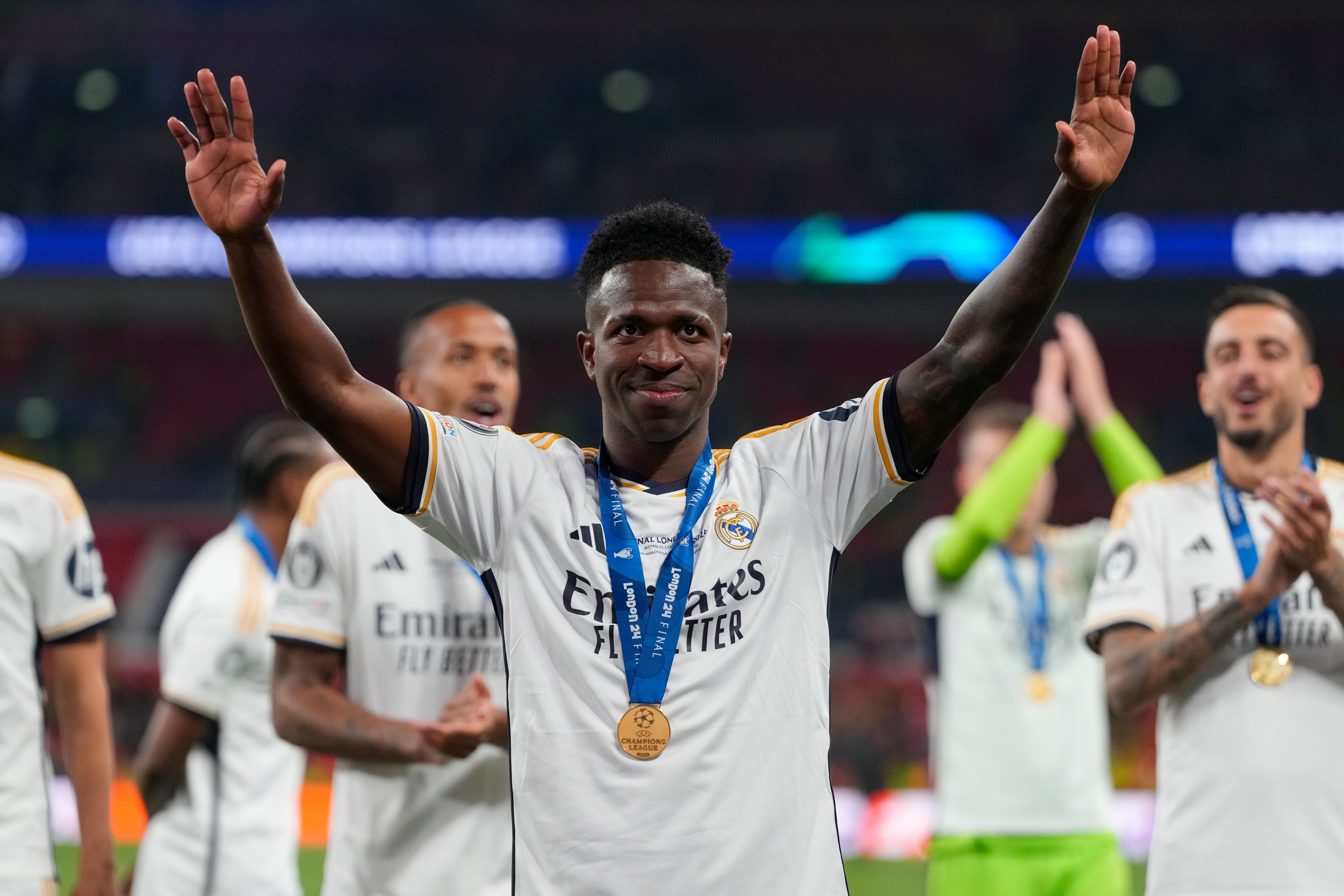 Vinicius Junior del Real Madrid con su medalla tras la victoria ante Borussia Dortmund en la final de la Liga de Campeones, el sábado 1 de junio de 2024, en Londres. (AP Foto/Kirsty Wigglesworth)