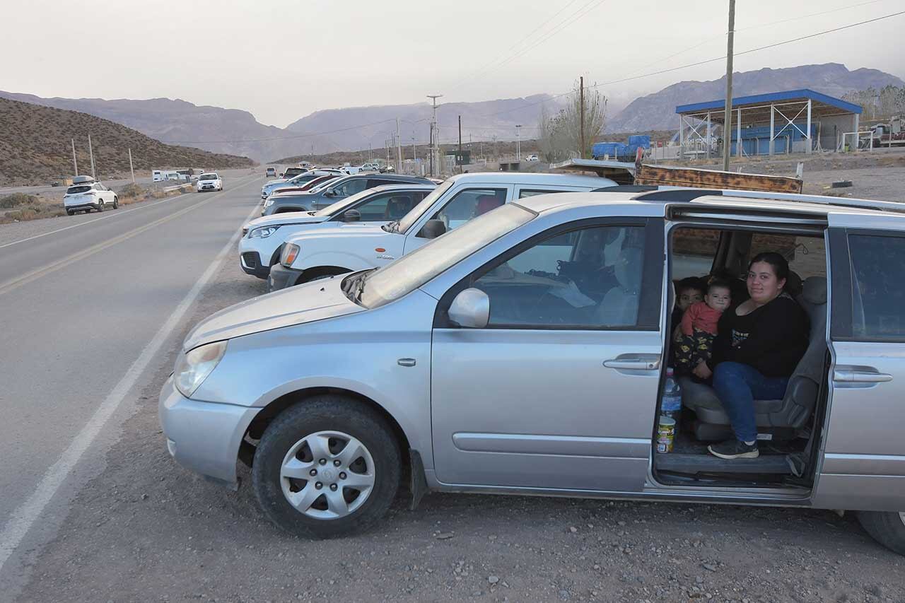 Durante los cinco días que duró el cierre del paso fronterizo, unos 200 turistas chilenos que habían llegado para comprar esperaron la reapertura en Uspallata. | Foto: José Gutierrez / Los Andes