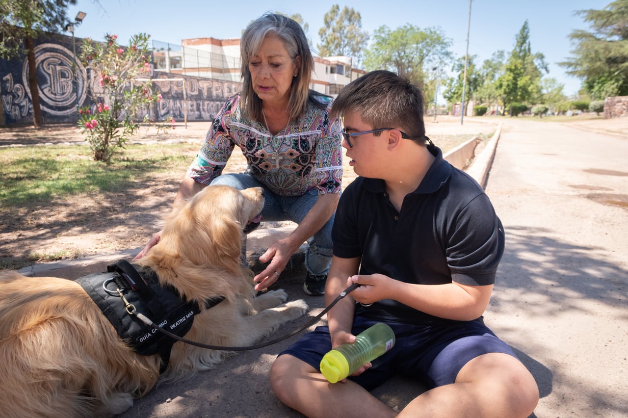 Dolphin y Alaska, los perros que le cambiaron la vida a dos estudiantes con discapacidad. Foto: Ignacio Blanco / Los Andes