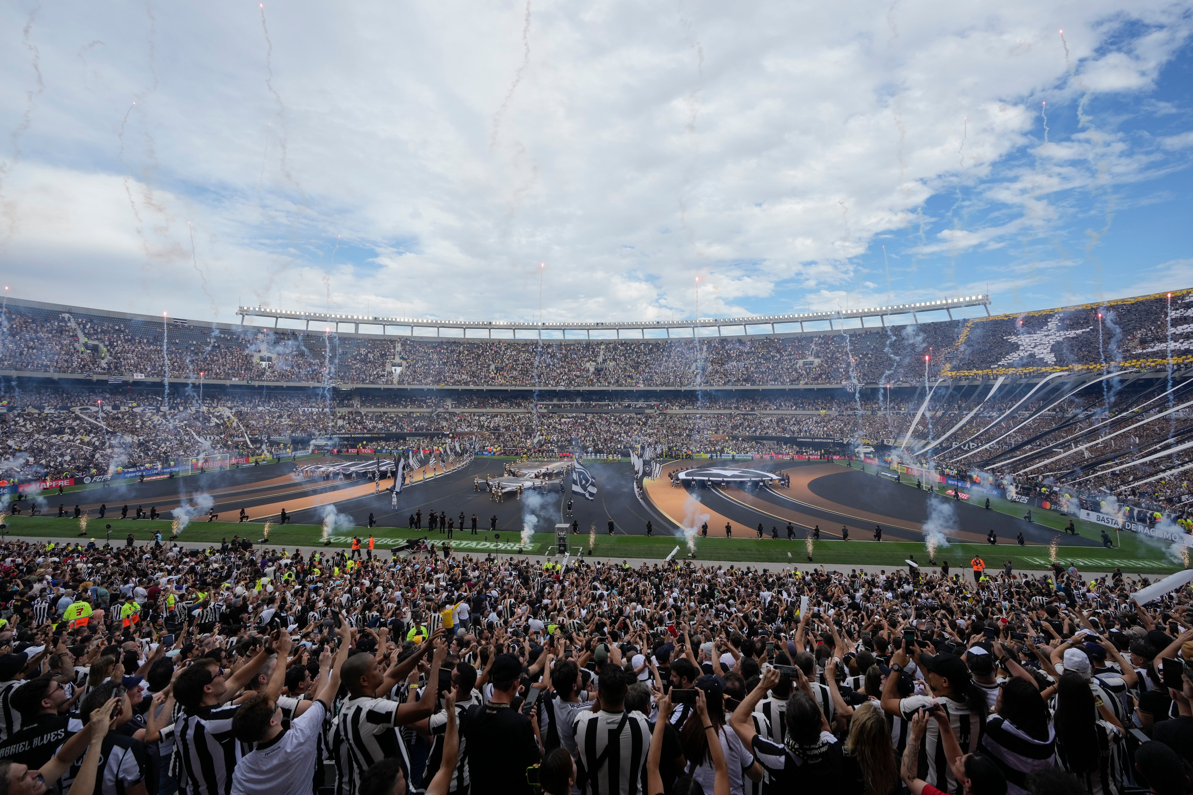 La exitosa final de la Copa Libertadores fue la última prueba que necesitaba la FIFA para confirmar al Monumental como estadio para el Mundial 2030. / Foto: AP