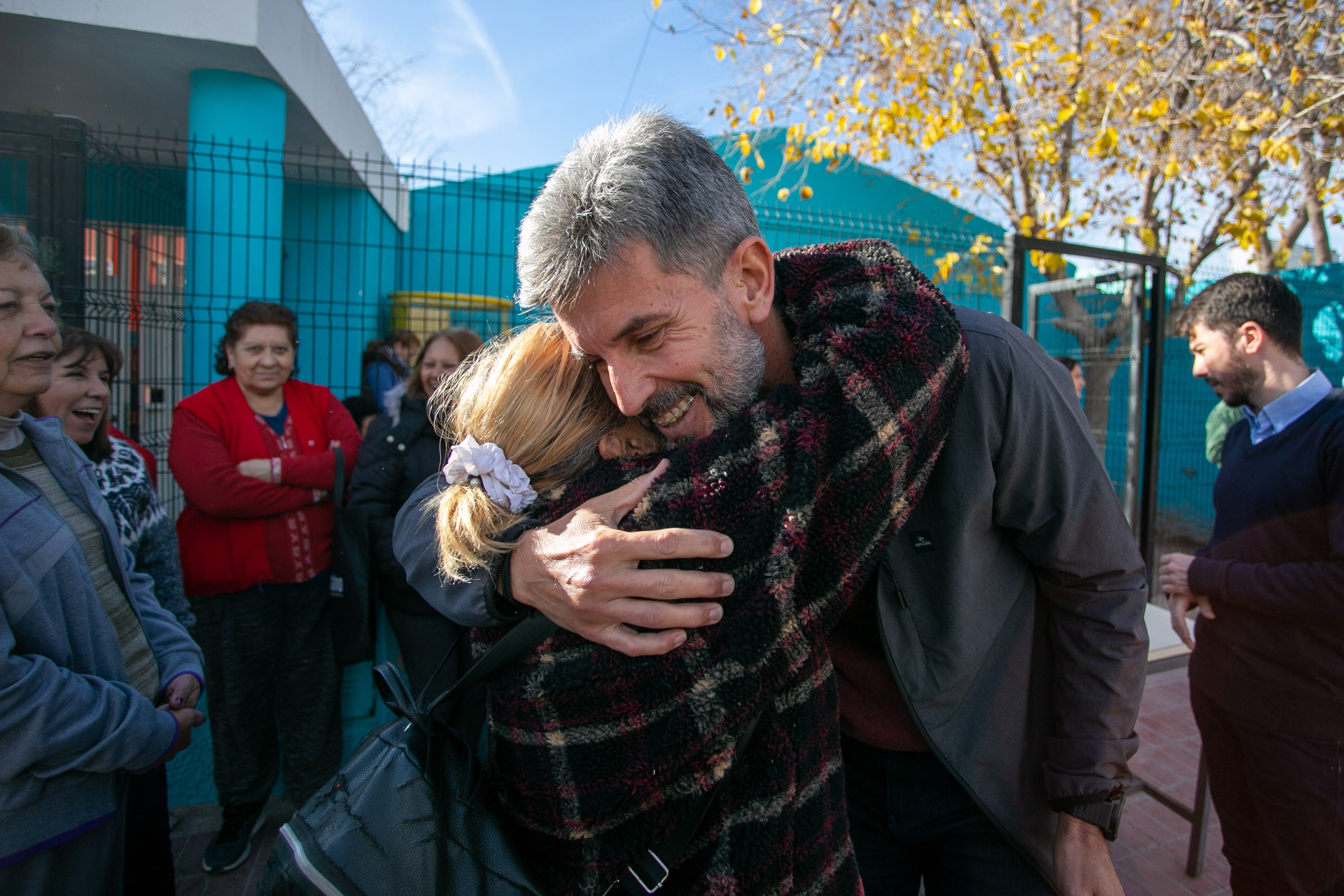 El intendente Ulpiano Suarez entregó abrigos confeccionados por las “Tejedoras Solidarias”.