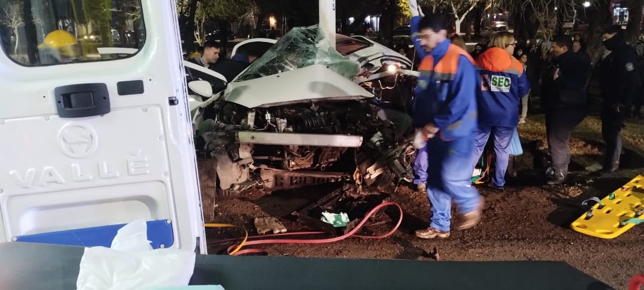 Las chapas del Peugeot 408 quedaron dobladas alrededor del pilar - Fuentes Policiales