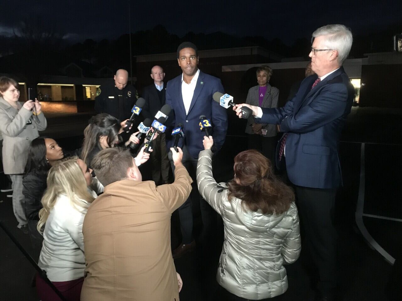 El alcalde Phillip Jones habló con los periodistas. Foto: WTKR