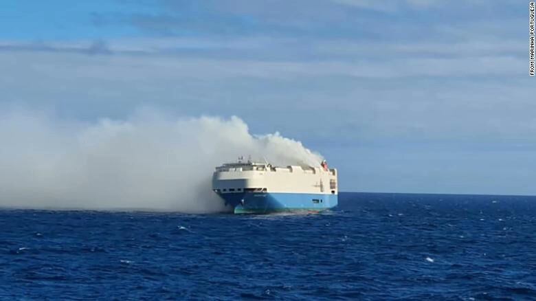 Barcos y helicópteros sacaron a los 23 tripulantes del barco, que no habían logrado apagar las llamas. Gentileza