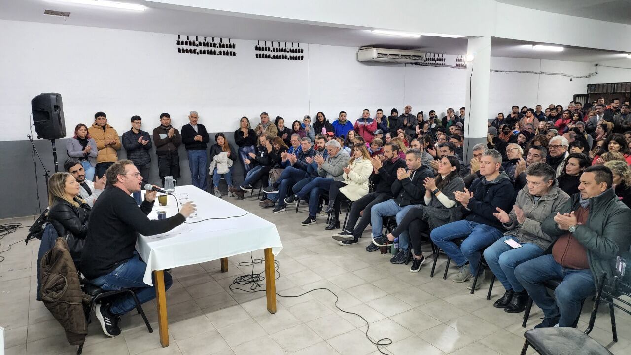 Lucas Ilardo en su charla "Derribando Mitos". Gentileza Prensa PJ