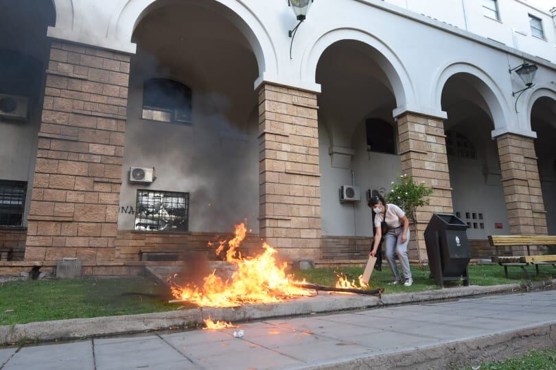 Un grupo de manifestantes lanzó piedras y bombas molotov al interior de Casa de Gobierno. Además prendieron fuego bancos y plantas en el exterior del edificio durante la marcha de pedido de justicia por el femicidio de Florencia Romano.