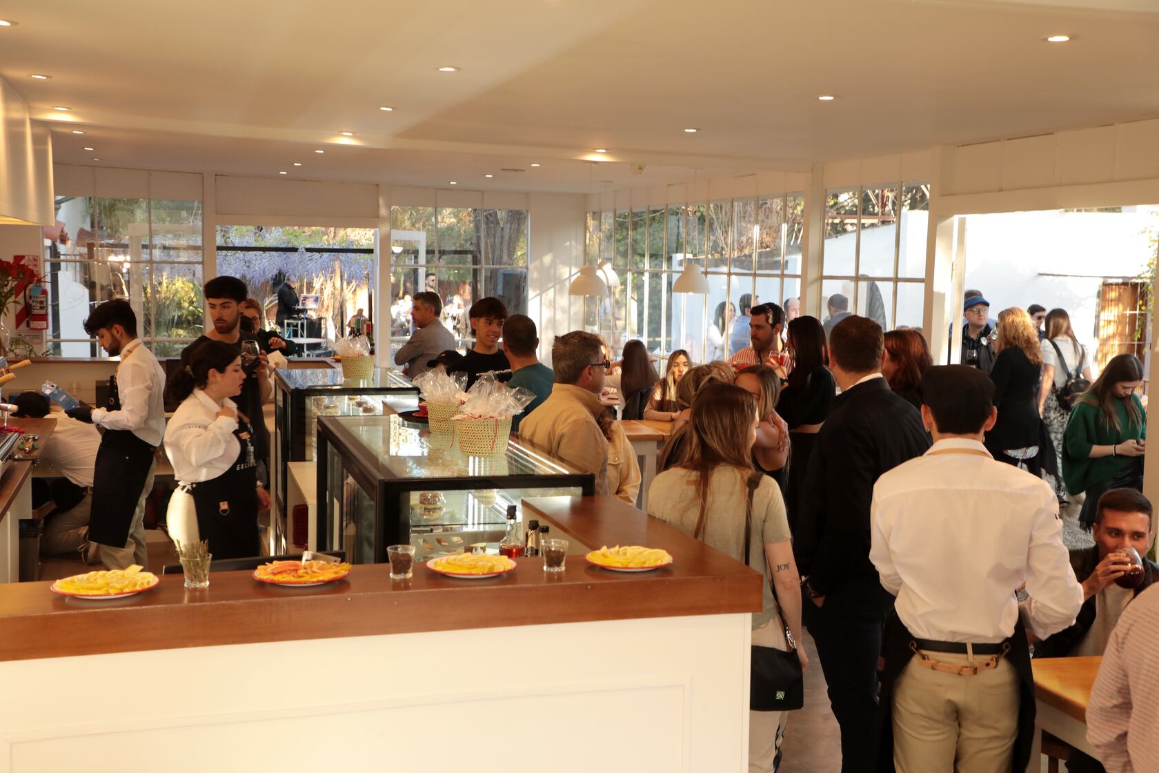 La barra de la cafetería llena de tentaciones