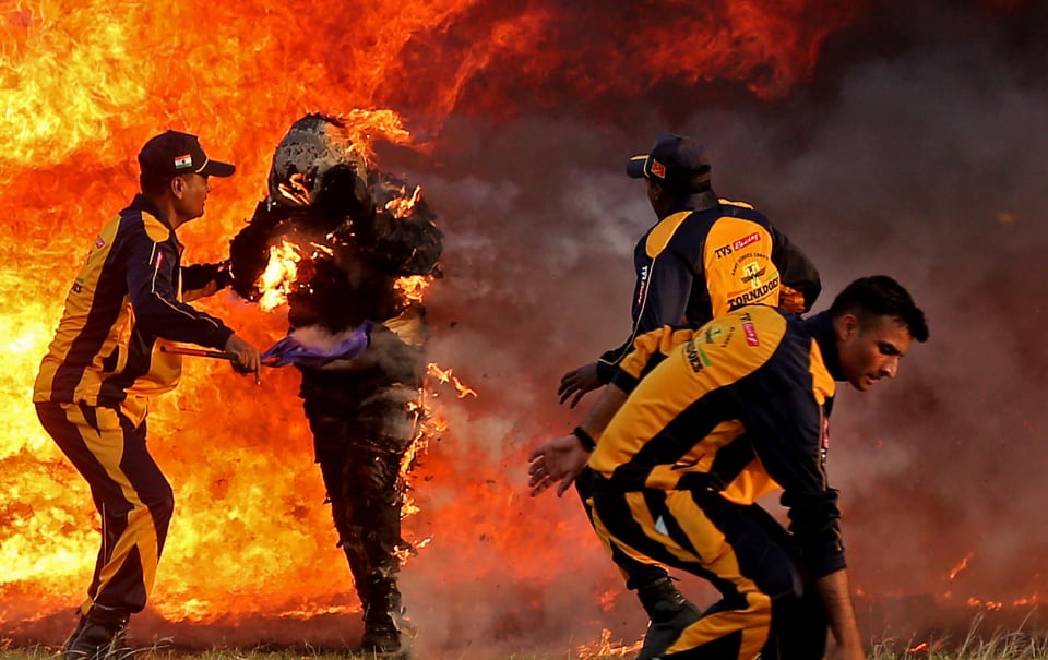 Un hombre atravesó un túnel de fuego para batir un récord mundial. Foto The Sun.