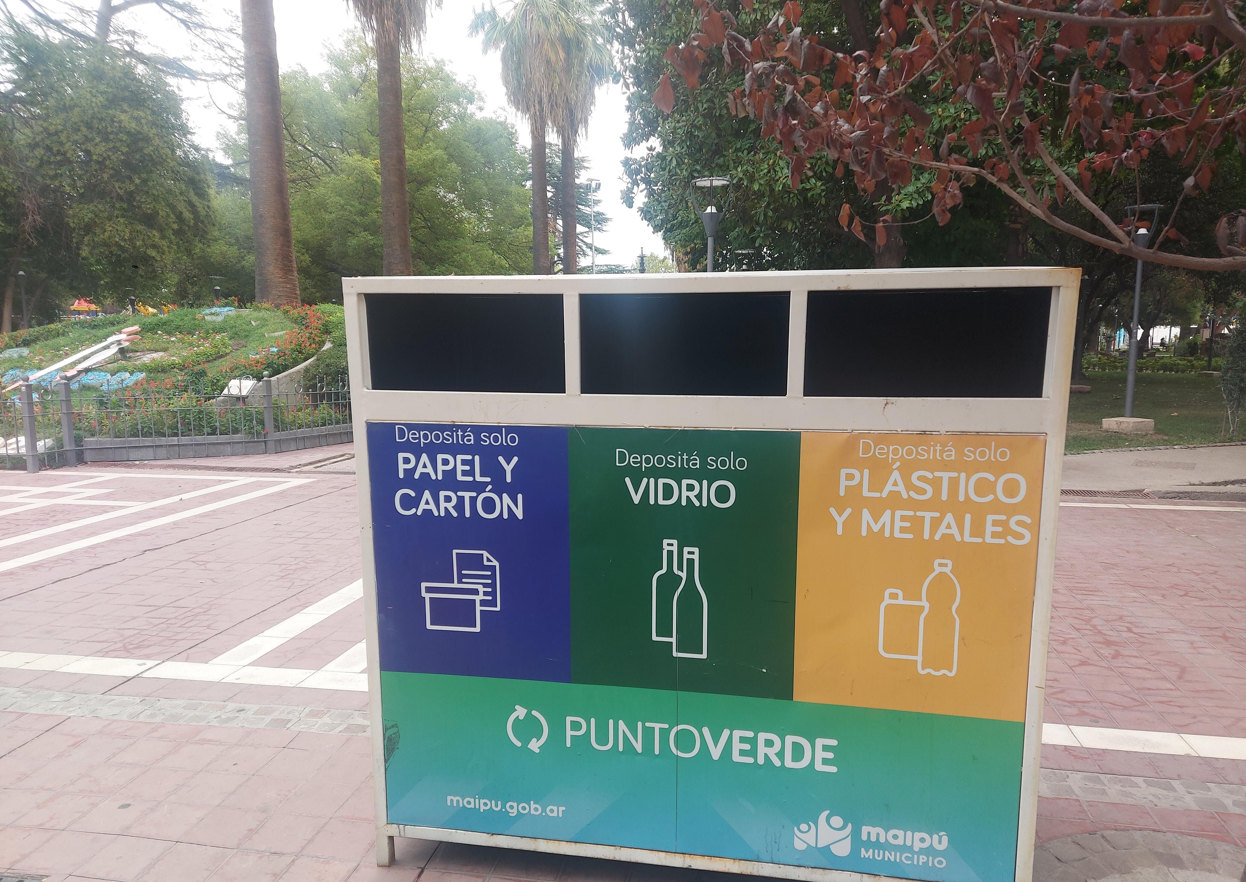 Un "punto verde" para dejar basura reciclable de Maipú. Casi todos tienen este tipo de dispositivos.