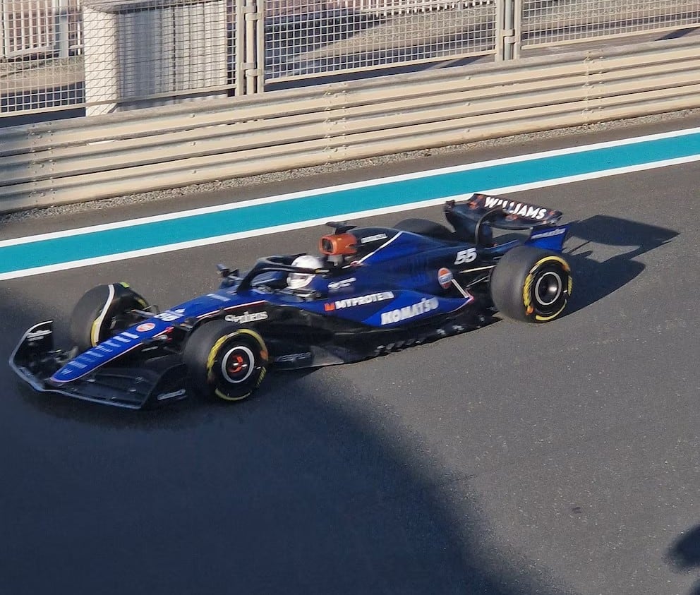 Carlos Sainz se subió al Wiliams FW46 que dejó el argentino Franco Colapinto para vivir las primeras sensaciones antes del test de postemporada del martes en Abu Dhabi. (Prensa Williams Racing)