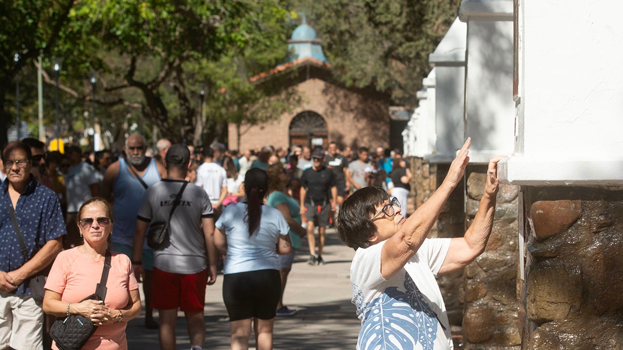 Cientos de fieles concurren al Calvario en Carrodilla. Foto Cristian Guzzo / Los Andes