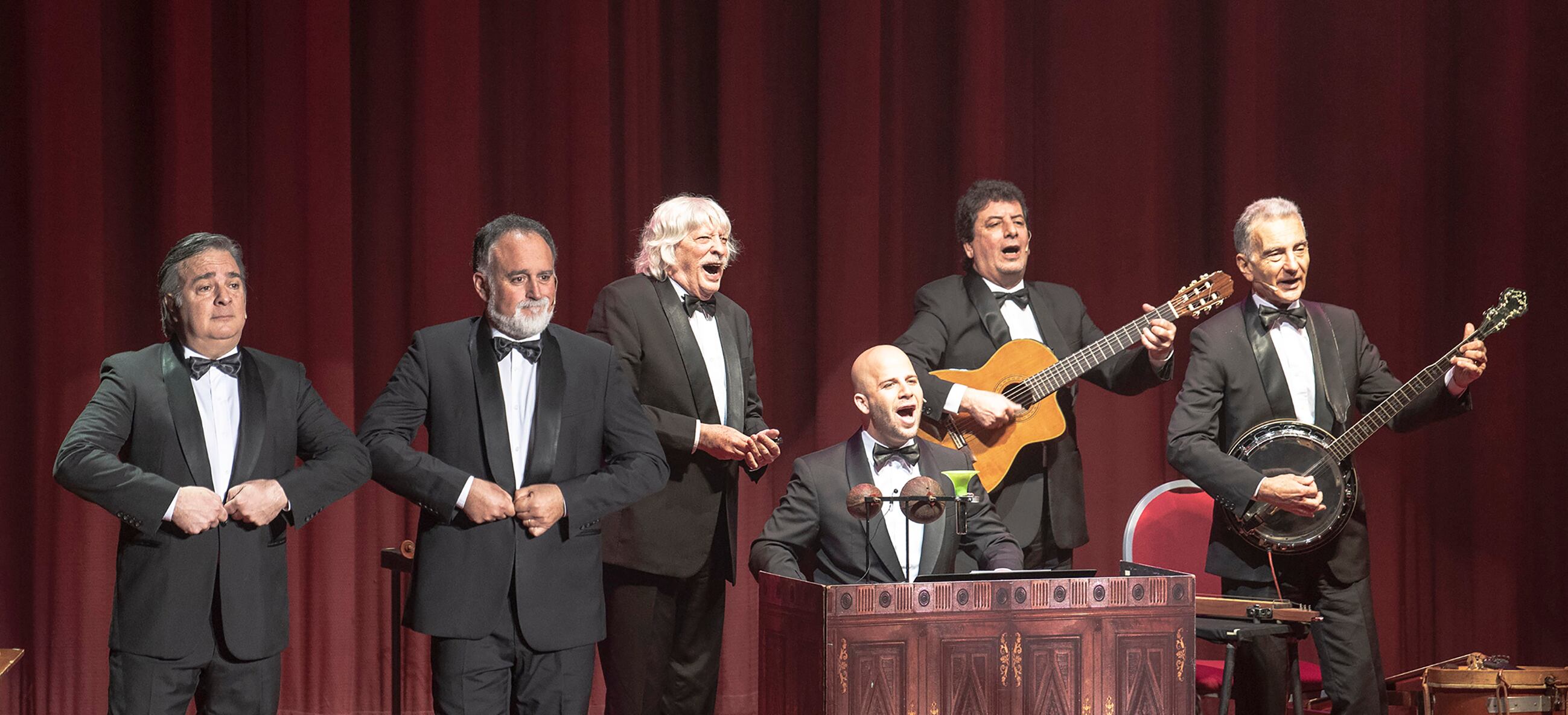 El elenco actual de Les Luthiers.  