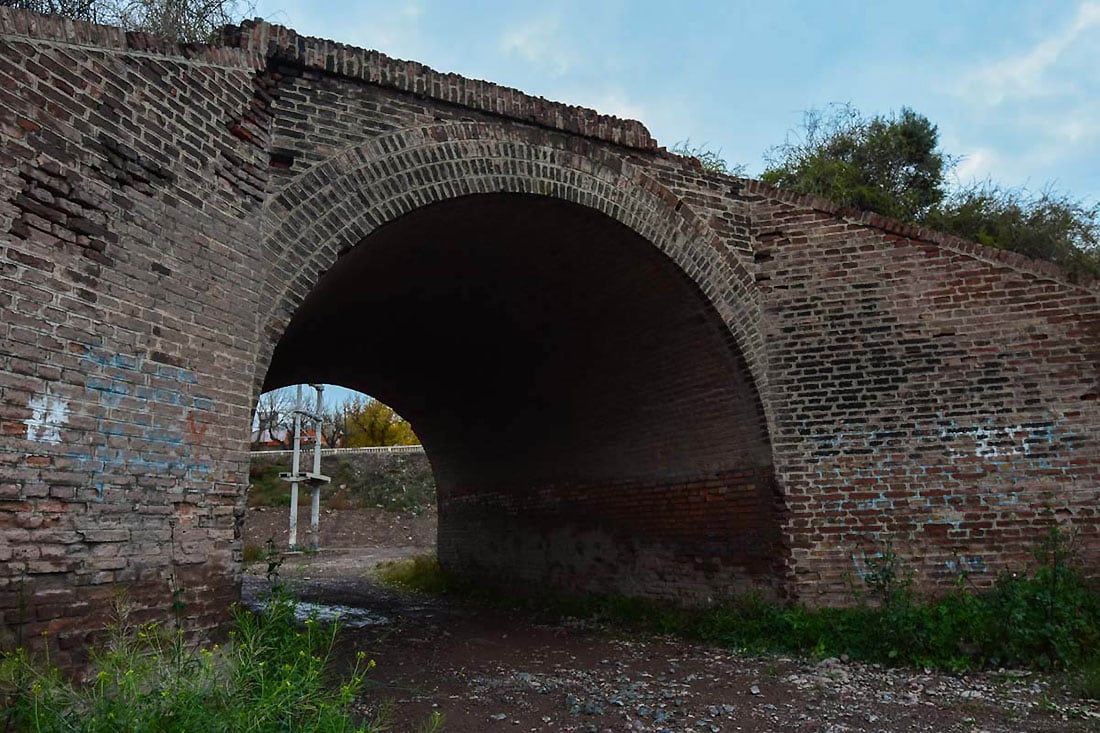 Hasta mediados de los 90, la gente disfrutaba allí del Parque Costero de Luján, que lamentablemente desapareció debido a los actos de vandalismo y el abandono.