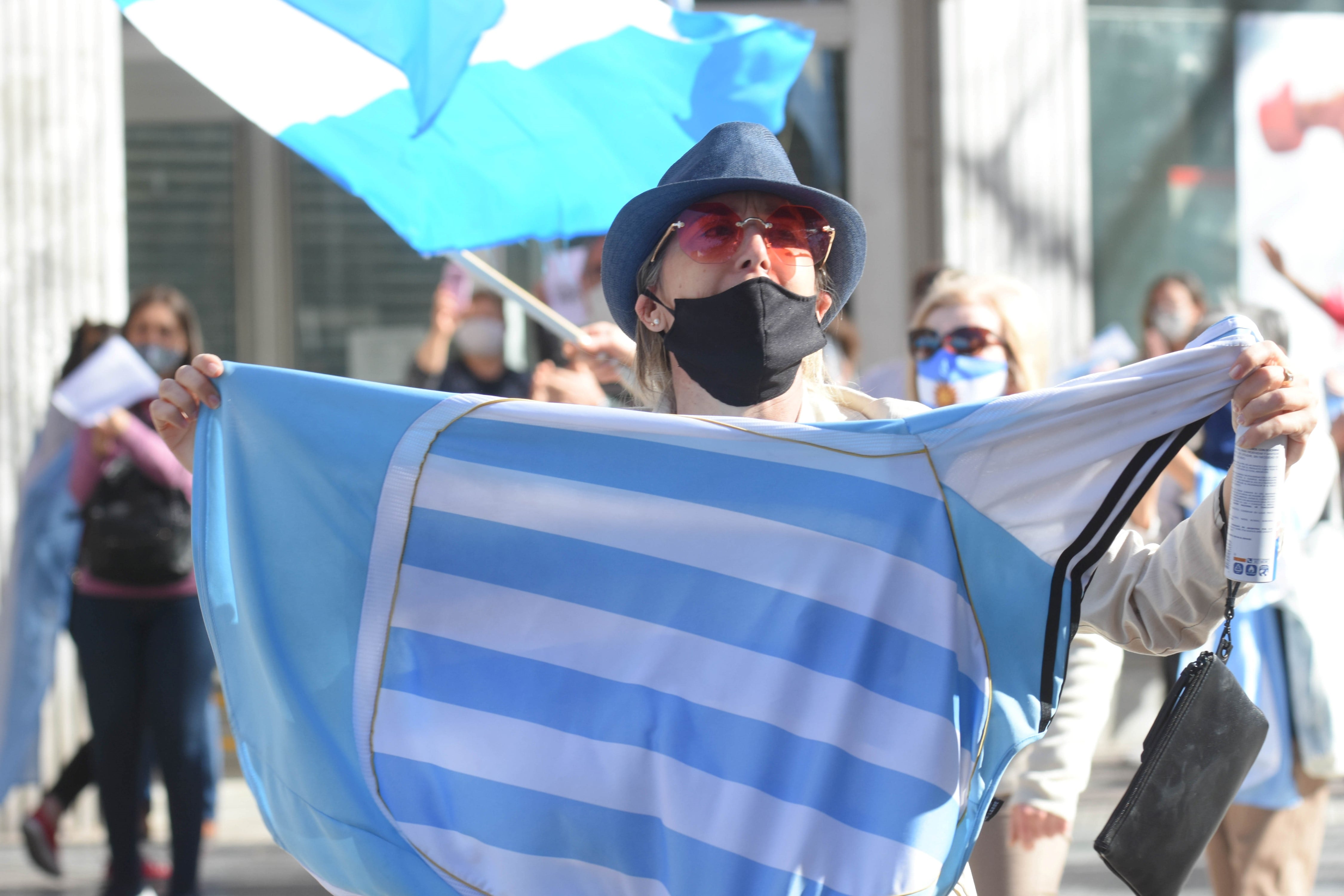 Una mujer con una camiseta de la selección argentina protesta en el centro mendocino.