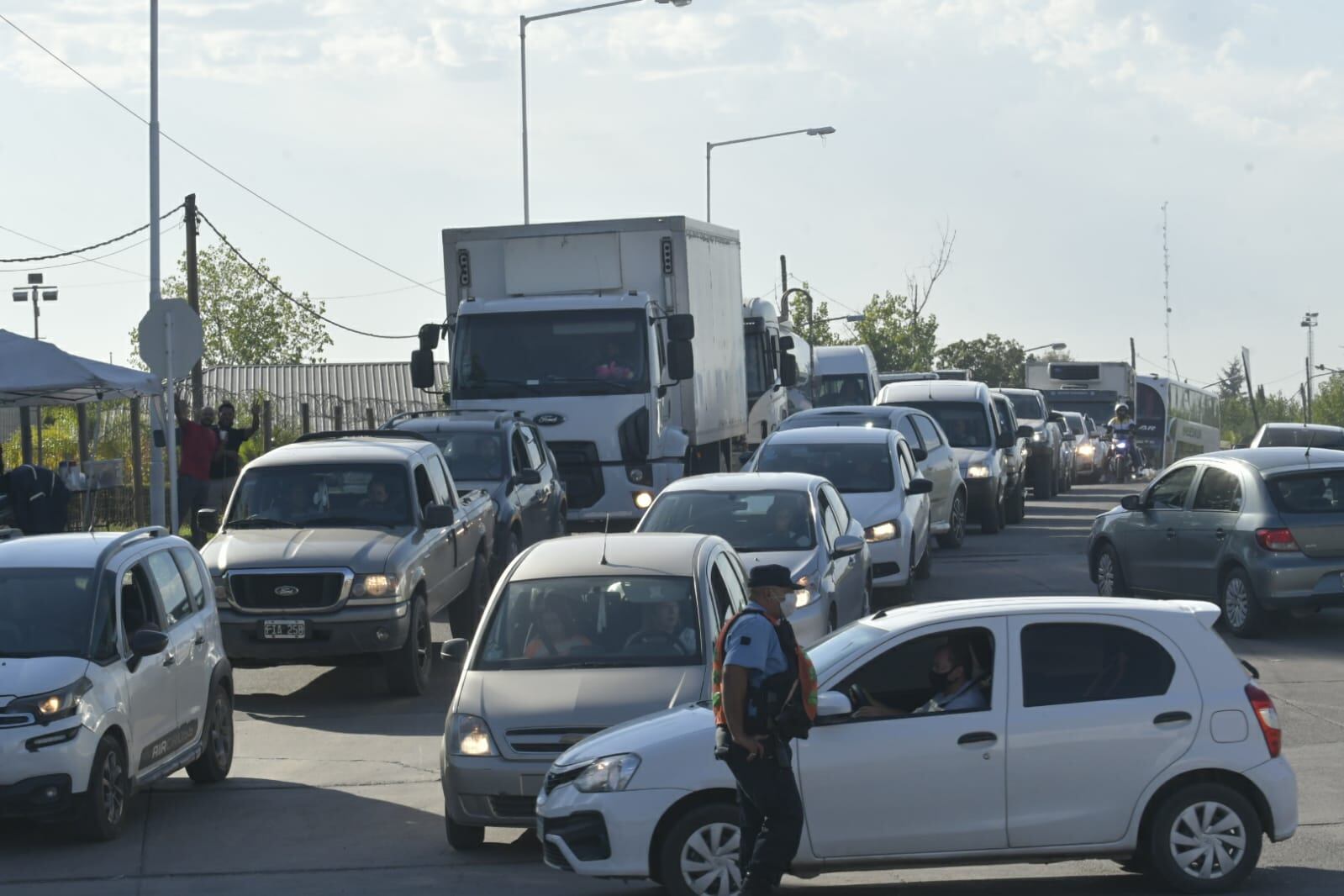 Caos vehicular en el Acceso Este tras el vuelco fatal y el desvío de tránsito por el lateral norte - Orlando Pelichotti / Los Andes