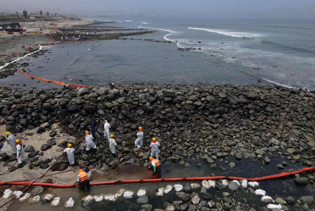 Trabajadores continúan limpiando las playas contaminadas en Playa Cavero, Perú, un mes después del derrame de un buque petrolero de Repsol. (AP)