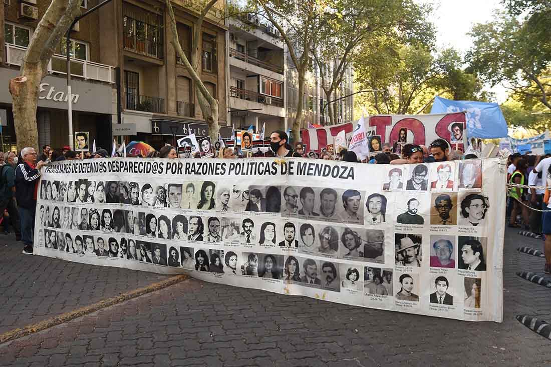 Miles de mendocinos se movilizaron por el día Nacional  de la Memoria por la Verdad y la Justicia.
La movilización comenzó en San Martín y Sarmiento y finalizó en casa de Gobierno.
Foto José Gutierrez / Los Andes 