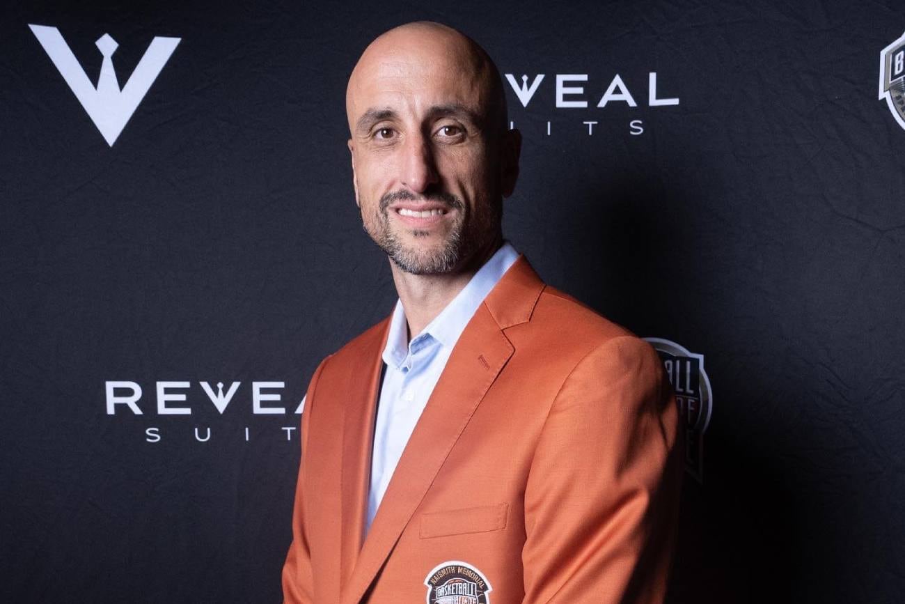 Ginóbili y su chaqueta naranja del Salón de la Fama (Basketball HOF)