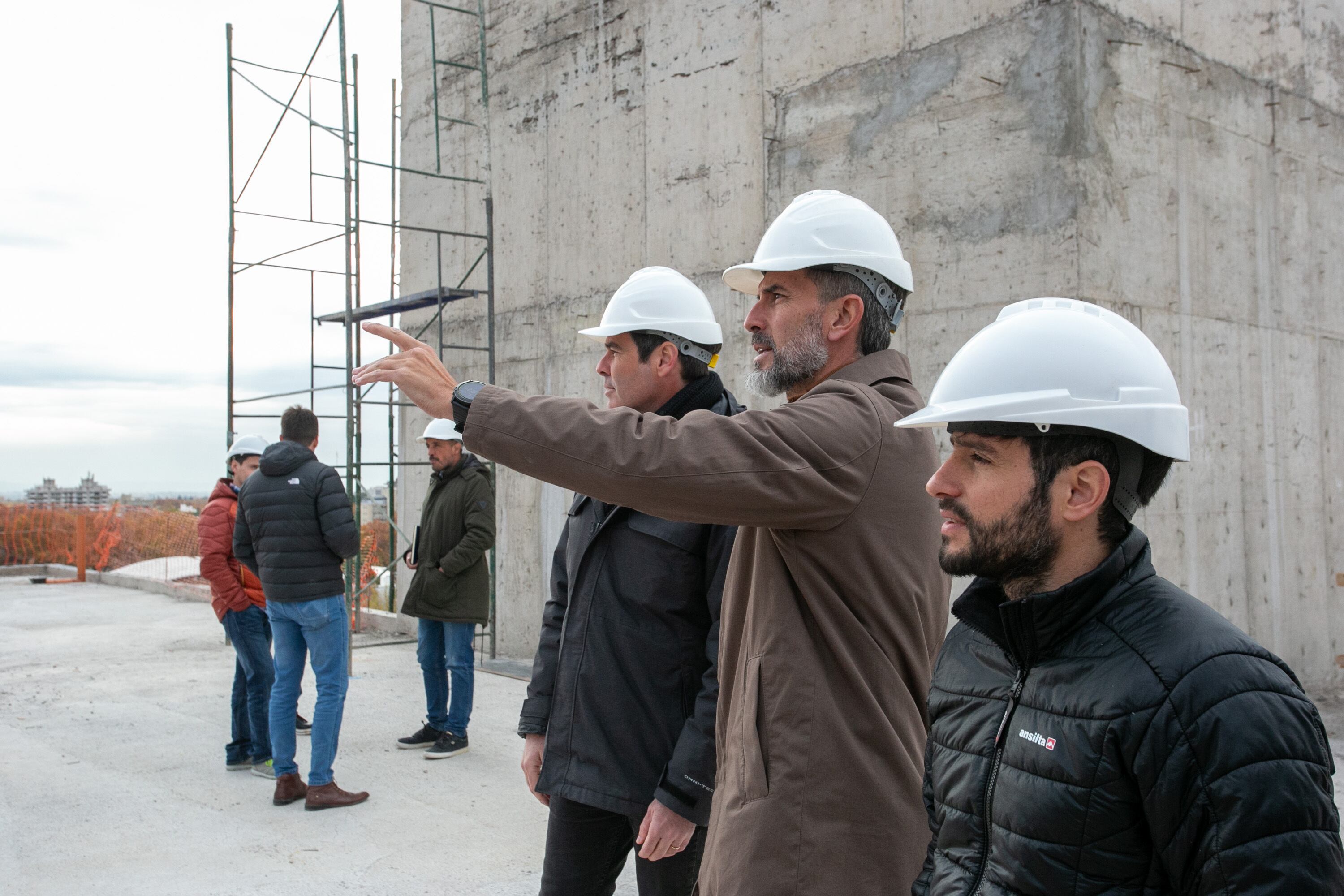 Ulpiano Suarez recorrió la construcción de la Torre Allegra en la Quinta Sección.