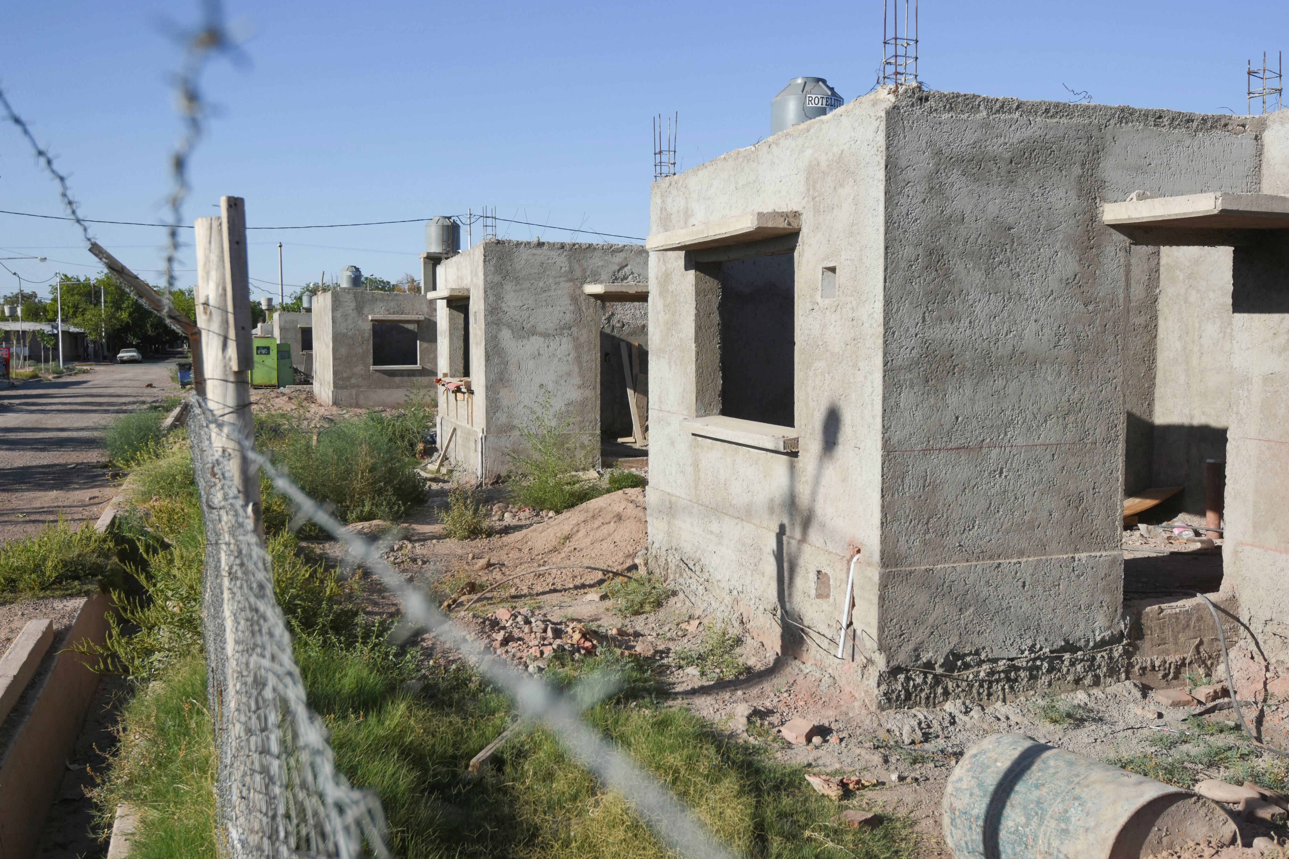 Barrio Tupac Amaru
Viviendas del barrio Tupac Amaru  ubicado en calle Rosario Narváez de Guaymallén, donde nuevamente comenzaron a trabajar para terminar las viviendas y entregarlas