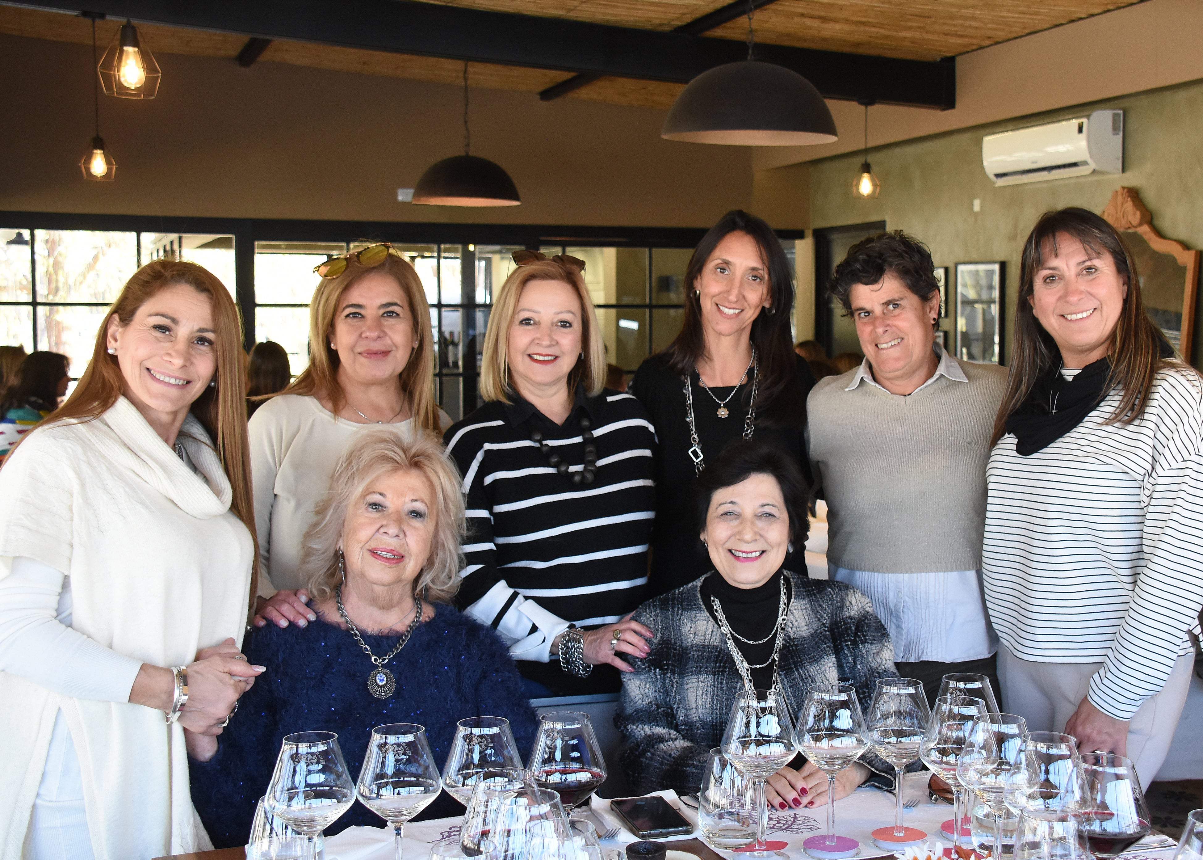 Sandra Cané y Cristina Pandolfi. Paradas: Maria Siracusa, Elisa Figueroa, Adriana Carrasco, Sandra Roux, Luz Castro y Bettina Konjak. PH Eduardo Dolengiewich