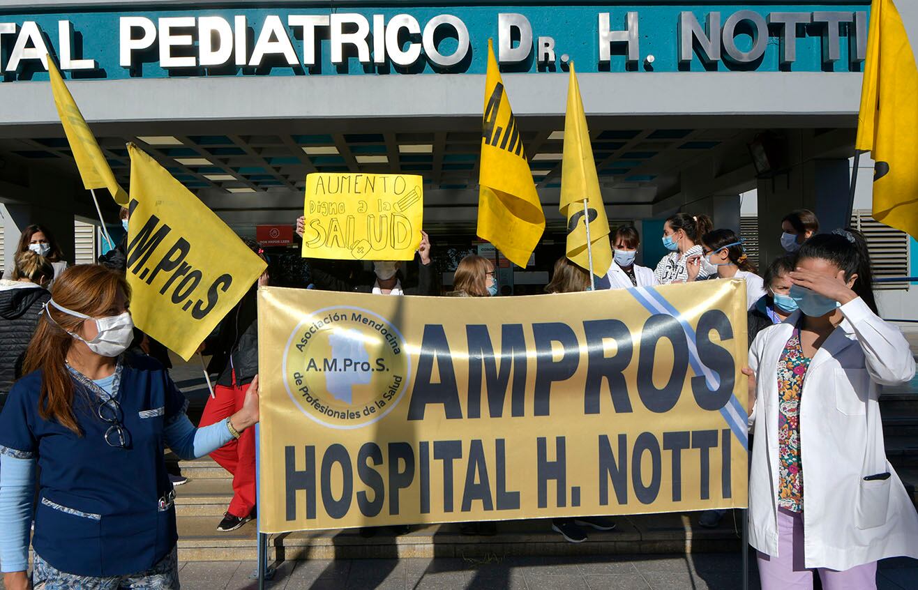 Mendoza 05 Julio 2021  Política

Jornada de protestas y paros, por reclamo de aumento salarial
Los trabajadores de Ate y de gremios de la Salud, reclamaron en el Hospital Pediátrico Humberto Notti, esta mañana
Foto : Orlando Pelichotti  / Los Andes