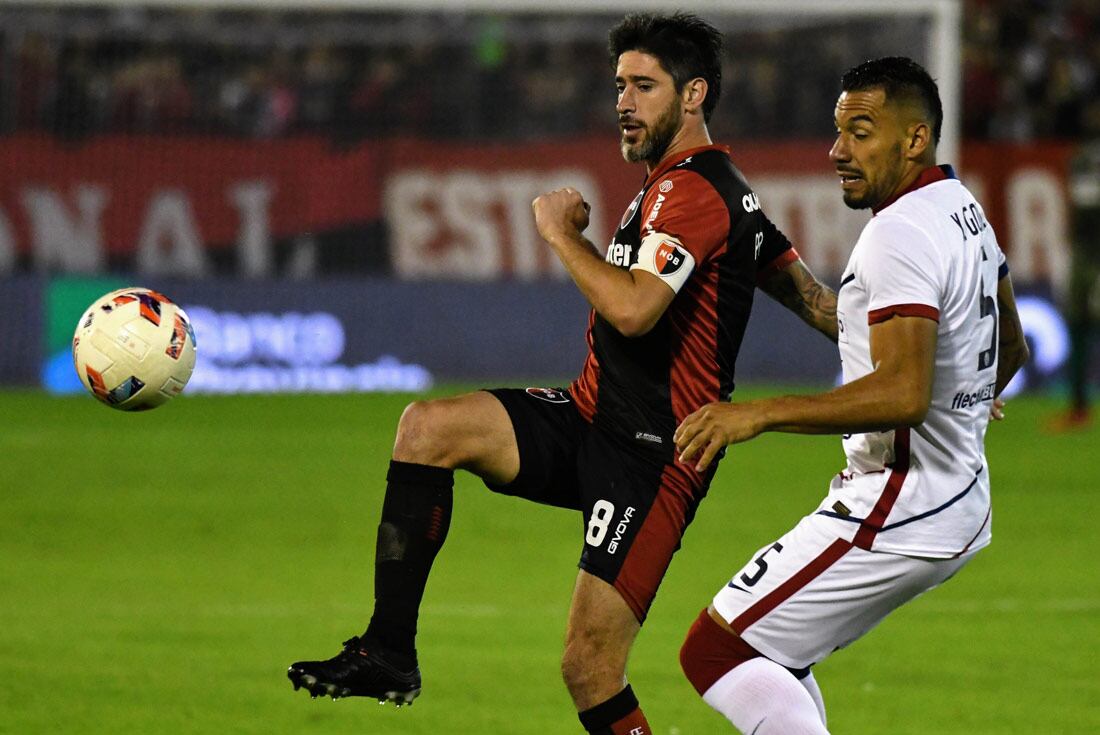 Pablo Pérez, volante de Newell's, en el partido ante San Lorenzo. (Fotobaires)