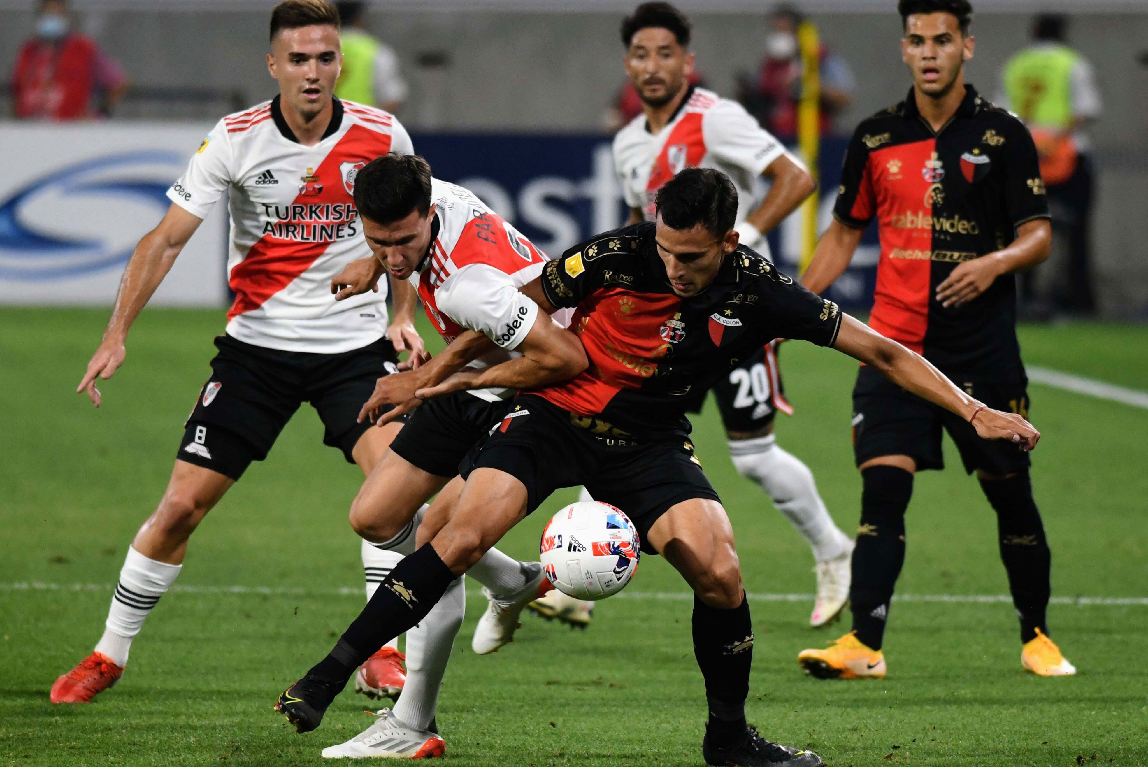 Colón y River se enfrentan en el Trofeo de Campeones, en Santiago del Estero. (Fotobaires)