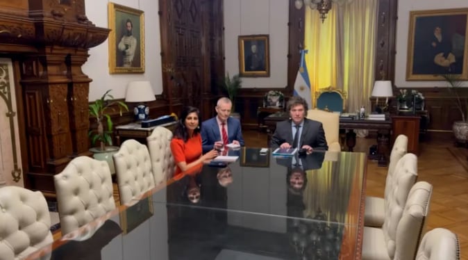 Javier Milei junto a la subdirectora del FMI, Gita GGopinath.