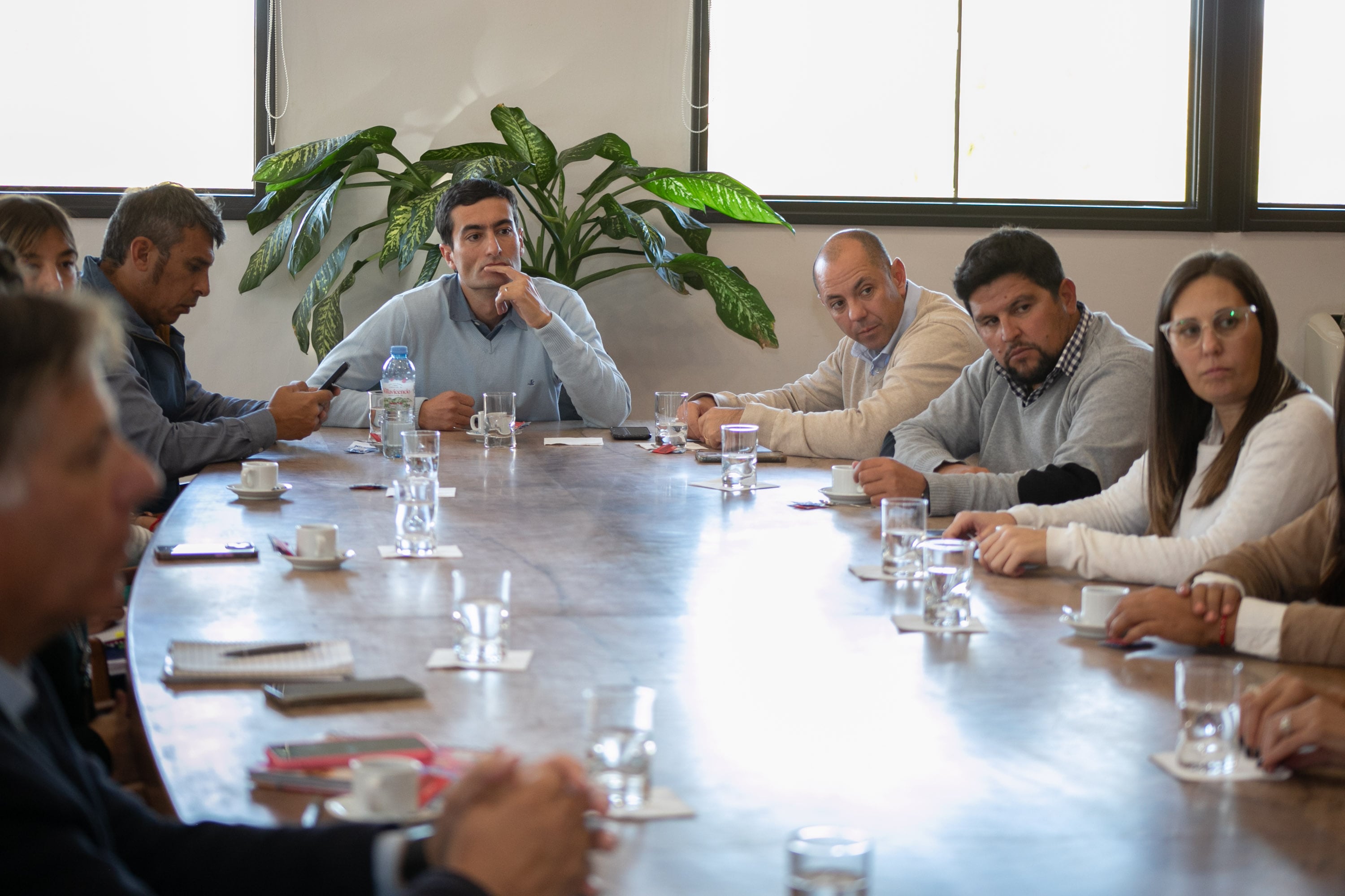 Ulpiano Suarez compartió con Gustavo Aguilera y concejales la iniciativa que limita la reelección indefinida de ediles. Foto: Municipalidad de Mendoza.