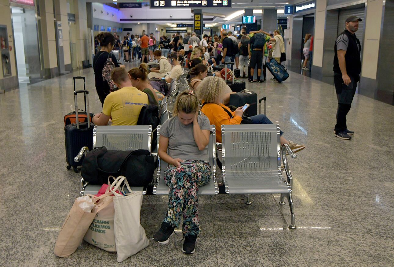 Conflicto en aeropuertos 
decenas de vuelos cancelados en todo el país por el paro de los gremios aeronáuticos, que arrancó a las 0 de este miércoles y dura 24 horas tras el fracaso de las negociaciones paritarias. El aeropuerto Internacional Francisco Gabrielli de Mendoza, esta mañana

Foto: Orlando Pelichotti
