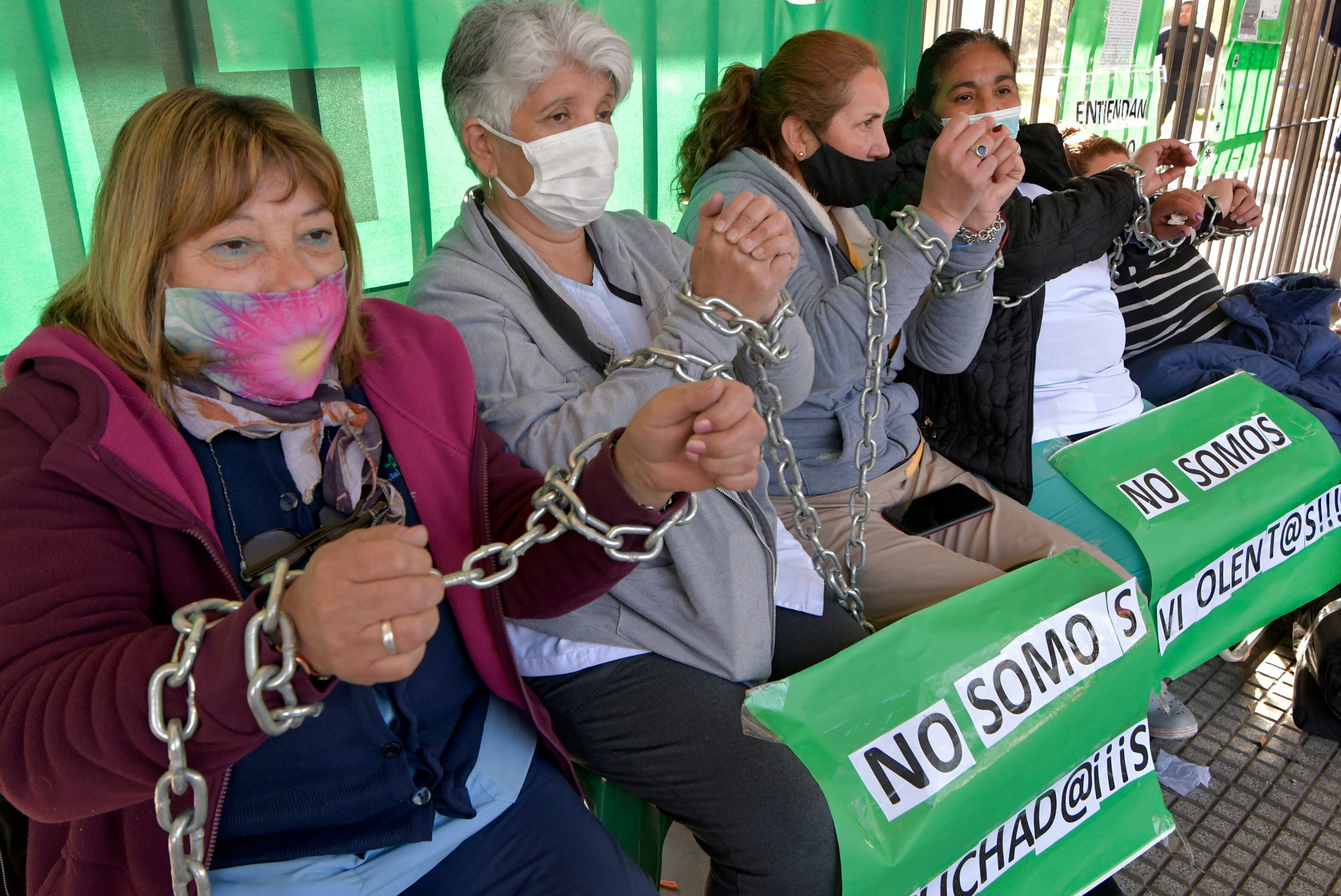 Reclamo y Protesta de trabajadores de ATE
Algunos trabajadores de la Salud se encadenaron y cortaron la calle Alem, por mejoras salariales


Foto: Orlando Pelichotti / Los Andes