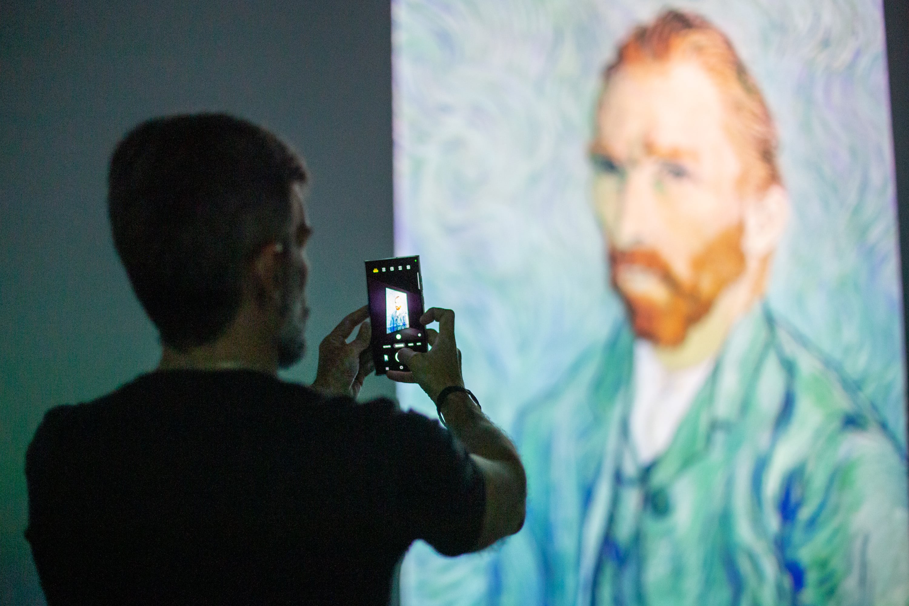 Ulpiano Suarez asistió a la inauguración de la muestra Van Gogh Inmersive Art Experience. Foto: Prensa Ciudad de Mendoza