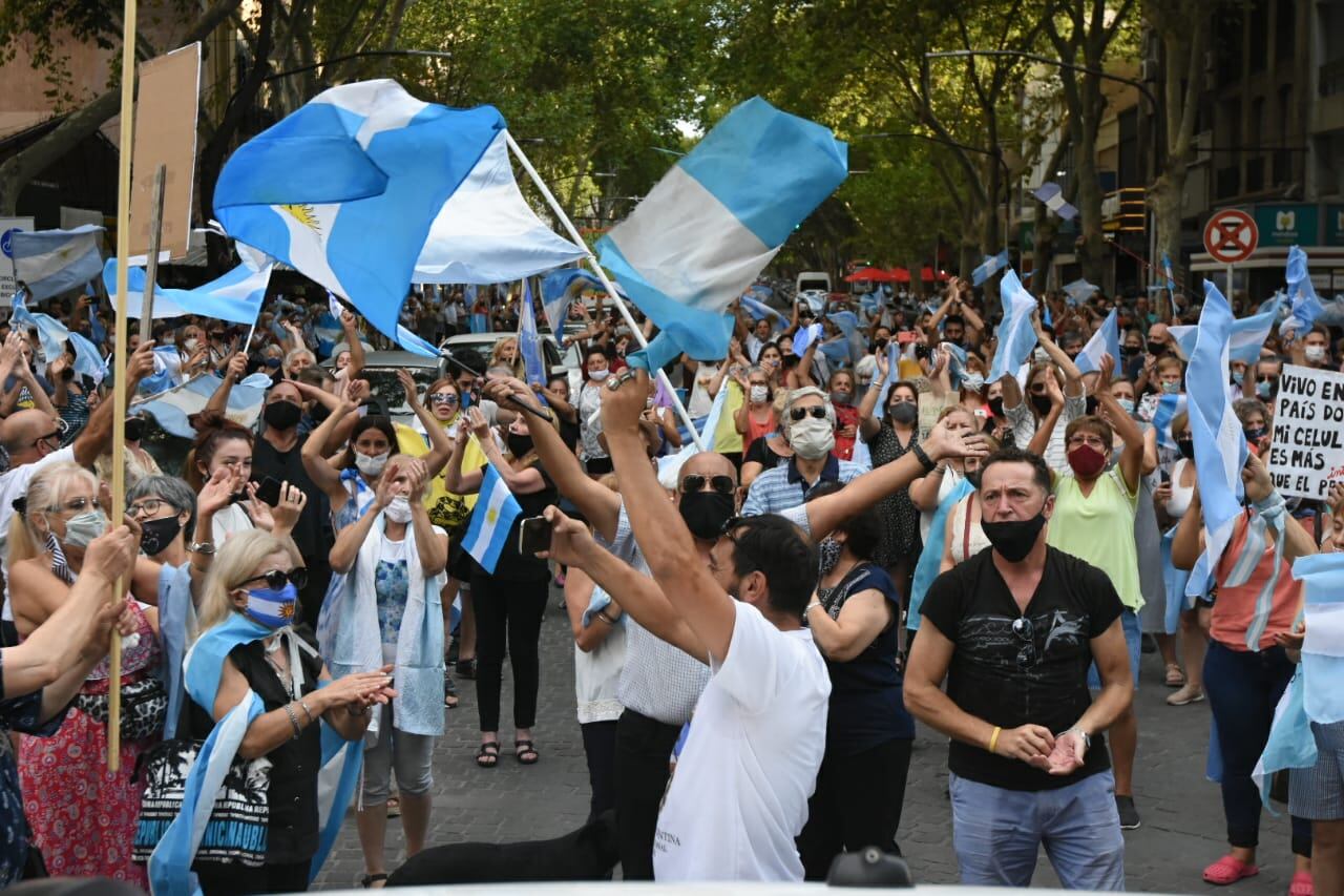 Decenas de manifestantes se hicieron presentes en la marcha contra el Vacunatorio vip y el Gobierno nacional.