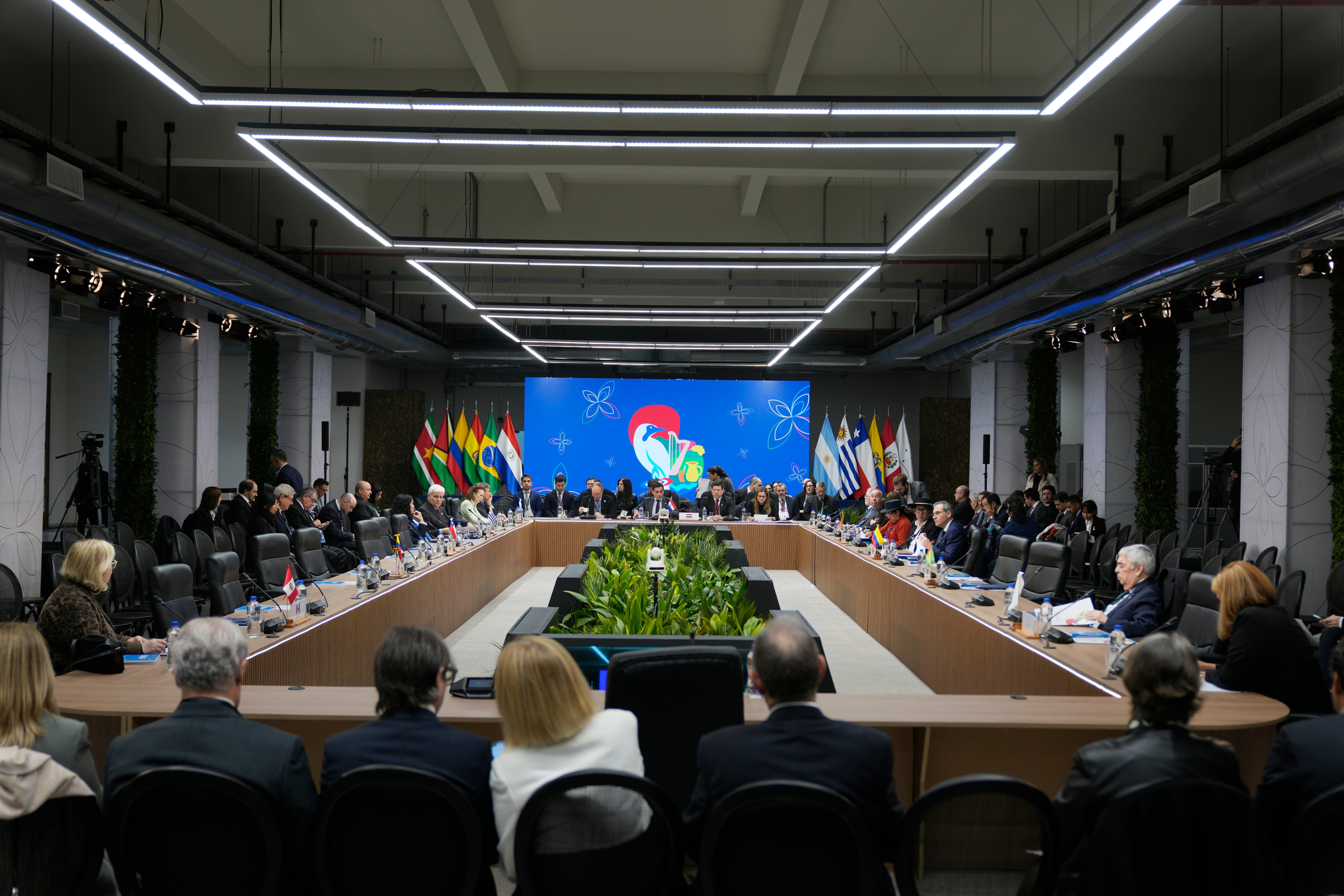 Ministros de Relaciones Exteriores asisten a una sesión previa de la Cumbre del Mercosur en el edificio del puerto de Asunción, Paraguay, el domingo 7 de julio de 2024. Foto AP/Jorge Saenz