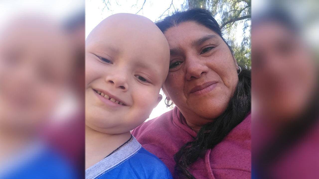 Ian y su mamá, María Rosa Flores, oriundos de San Luis, se encuentran en el Hospital Notti