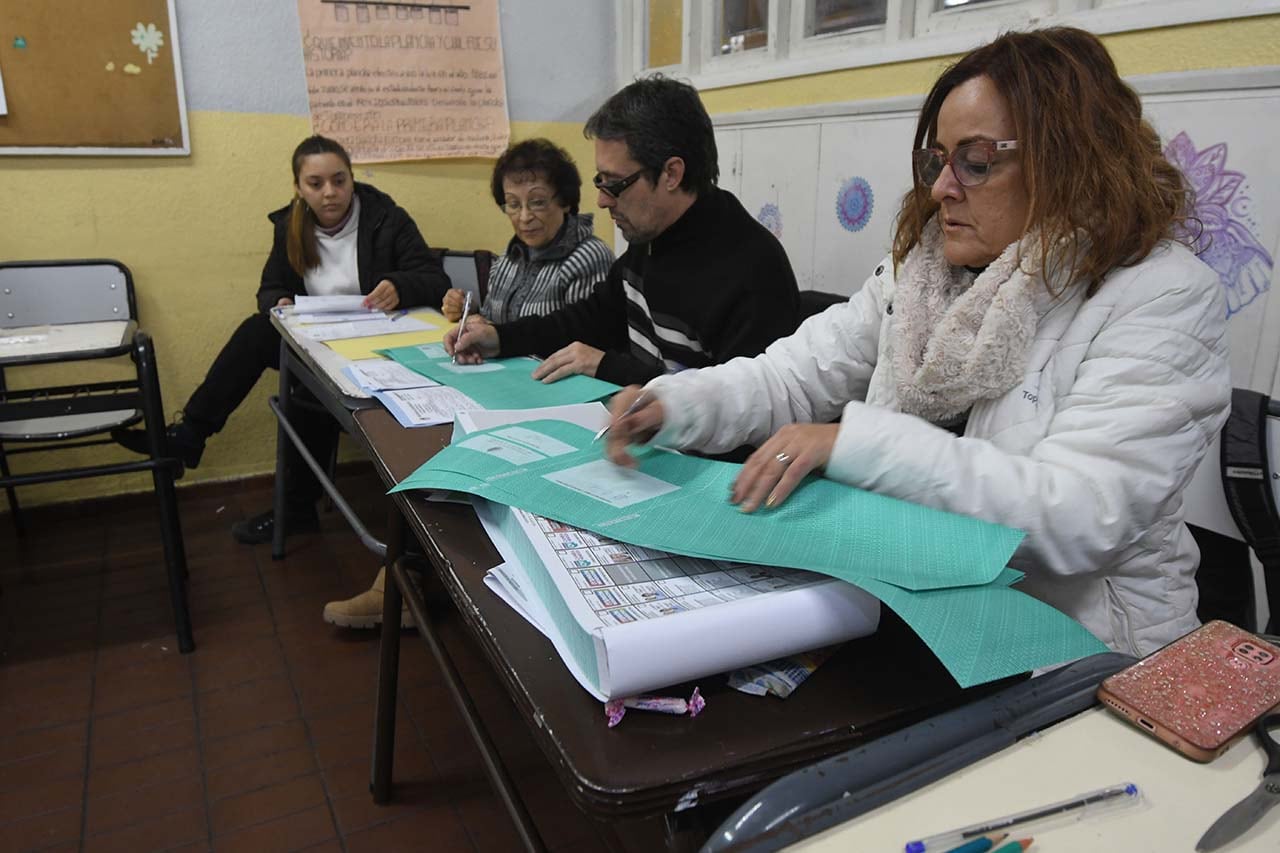 Elecciones provinciales PASO 2023 en la provincia de Mendoza.
En la Escuela Leandro N Alem de Guaymallén, Presidente de mesa junto a los Fiscales en una mañana electoral tranquila en la provincia

Foto: José Gutierrez / Los Andes