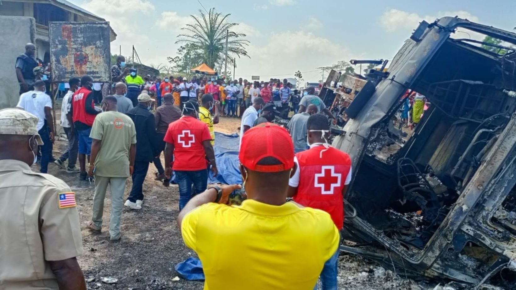 Los rescatistas trabajando en el lugar del incidente