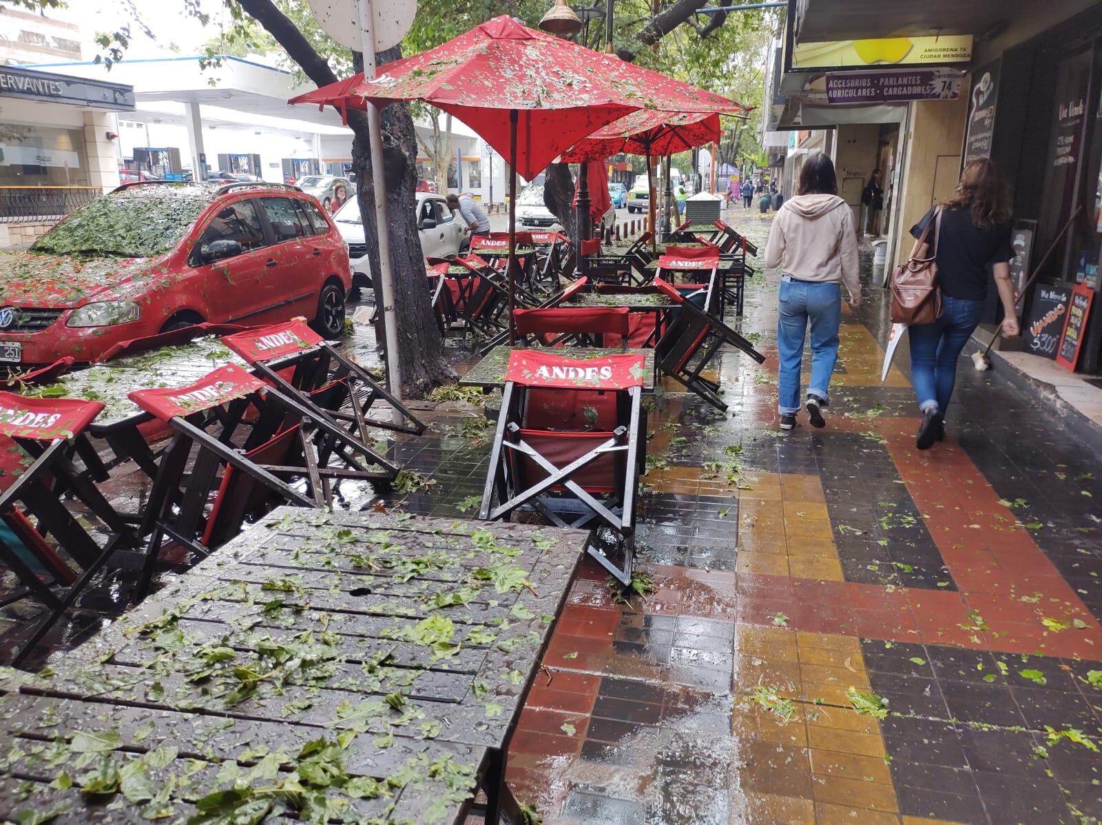 Las calles de Ciudad tras la fuerte tormenta de granizo.