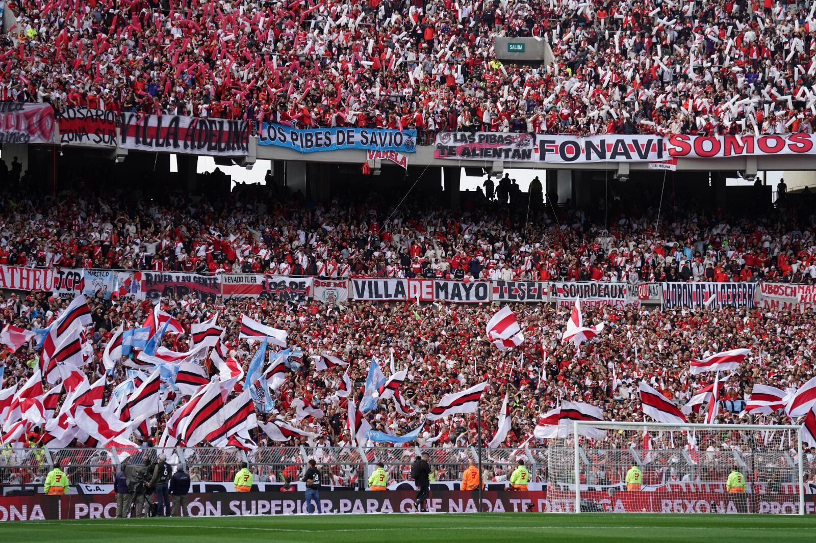 En un estadio Mas Monumental colmado por 83 mil espectadores, River y Boca animan el Superclásico. (Clarín)