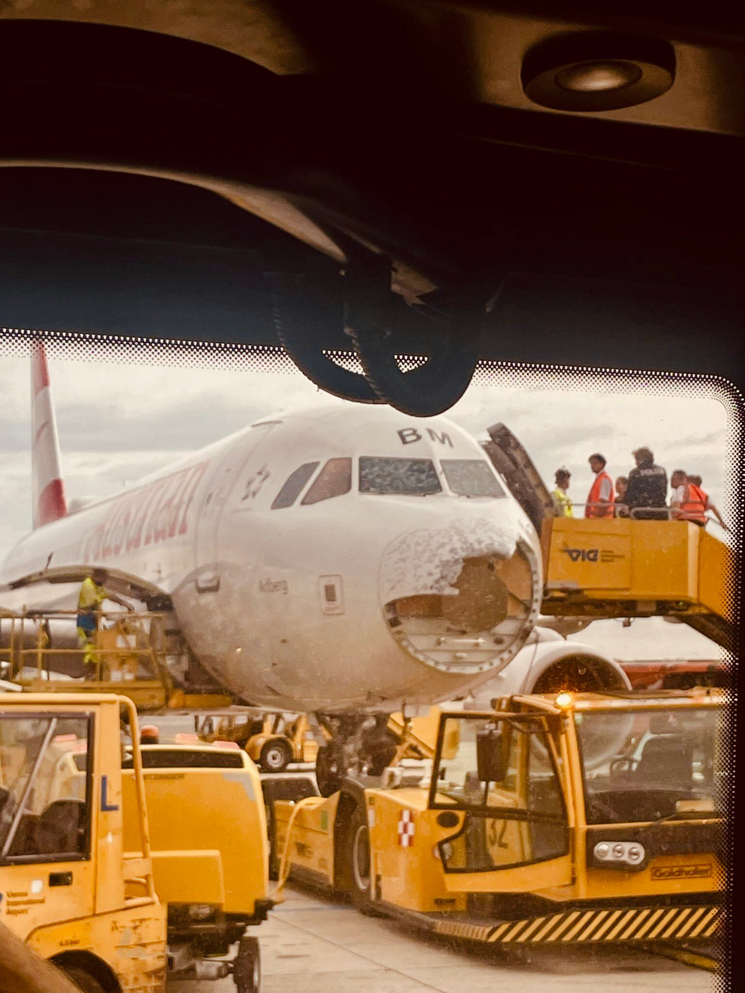 Un avión terminó con la trompa destruida luego de atravesar una tormenta en Italia. X