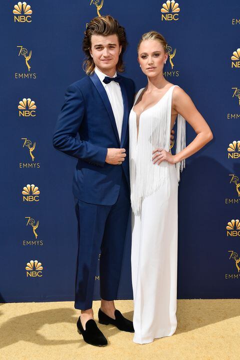 Joe Keery y Maika Monroe